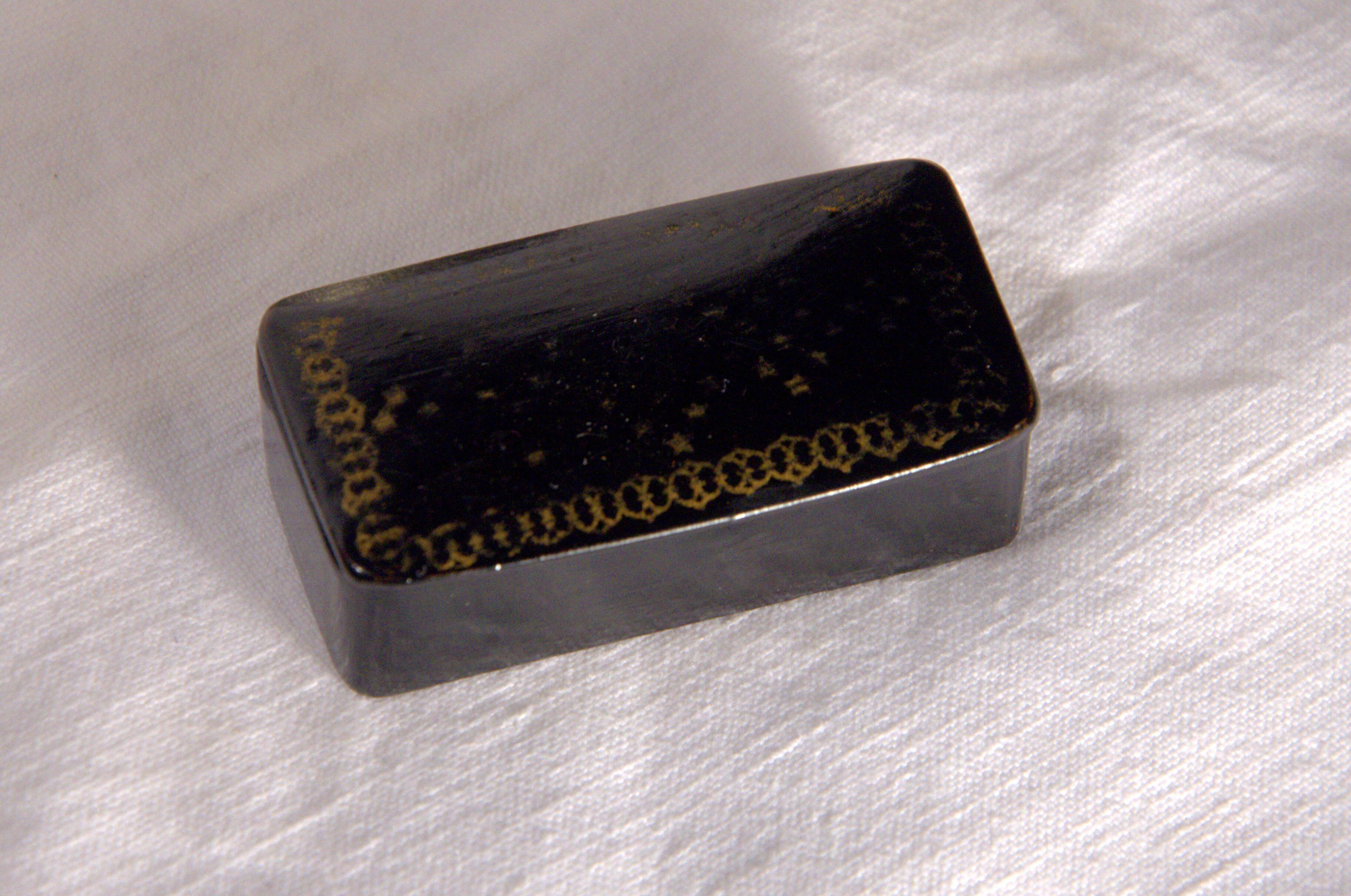 Antique snuff box, black and gold, Napoleon III style, 6cm