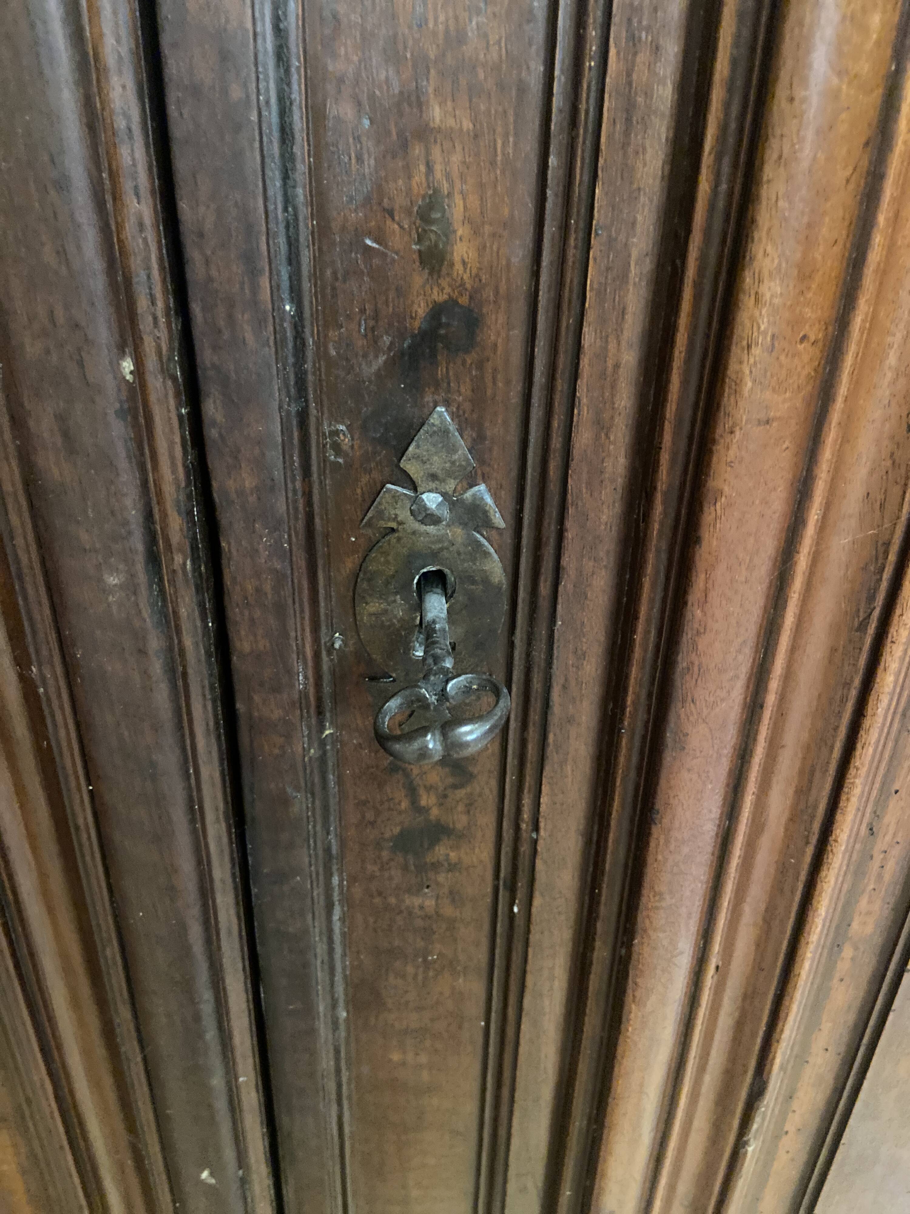 Grande armoire lingère de style Louis XIV en bois massif – XIXe siècle