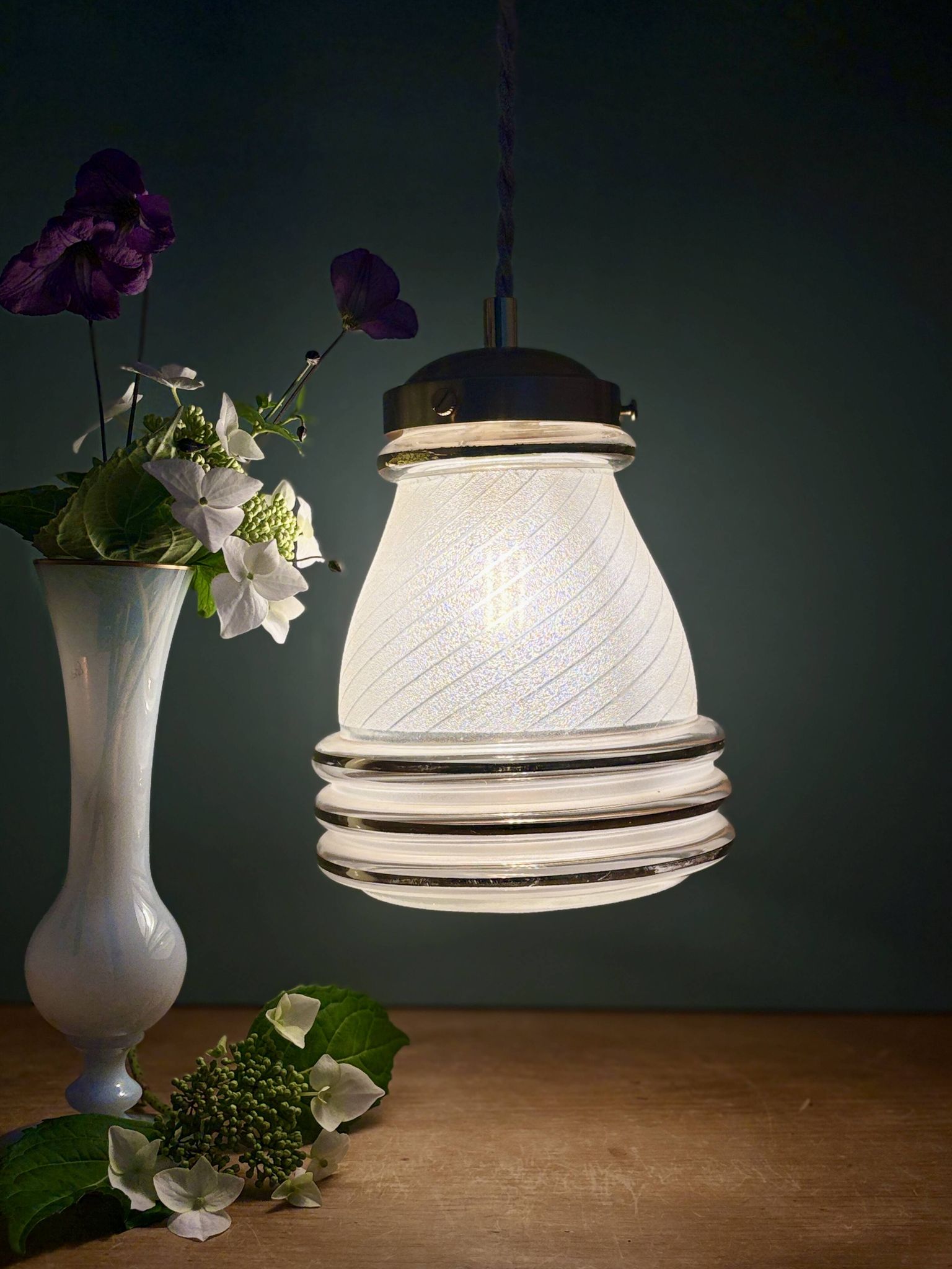 Suspension globe antique Art Deco in frosted white and gold glass.