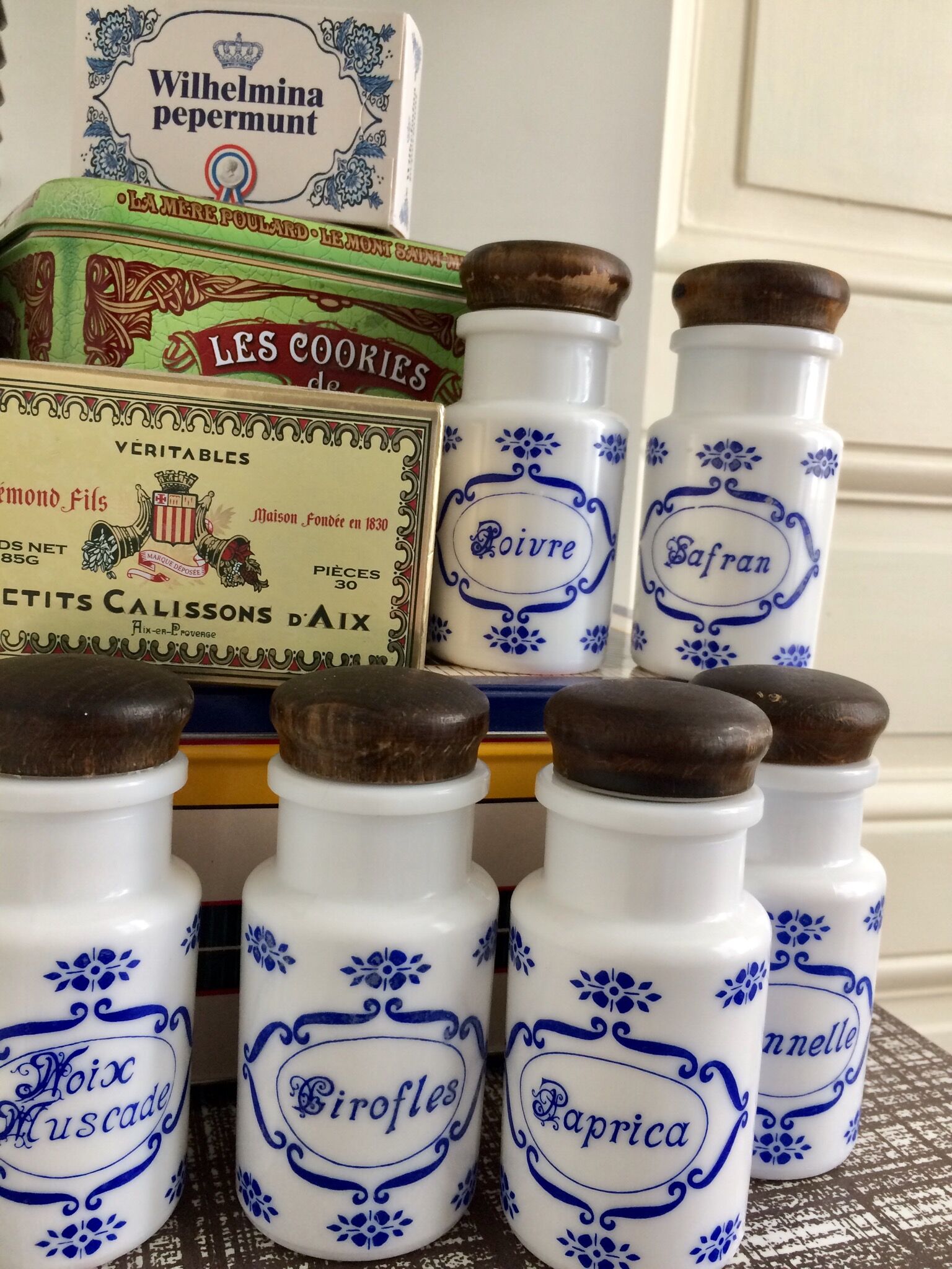 Série de 6 pots à épices vintage en opaline blanche