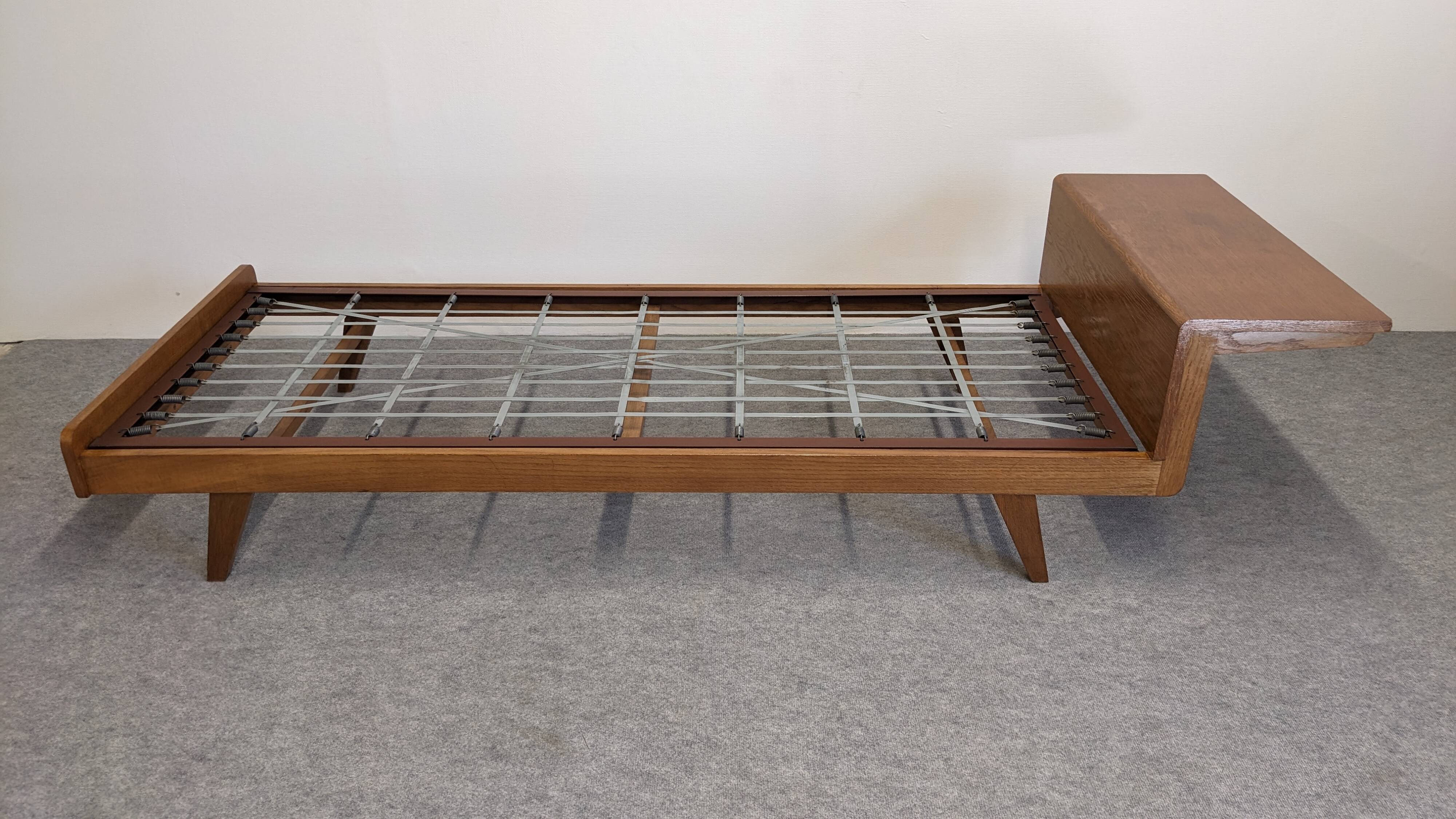 Daybed,  banquette ou lit de repos de style scandinave, France vers 1960