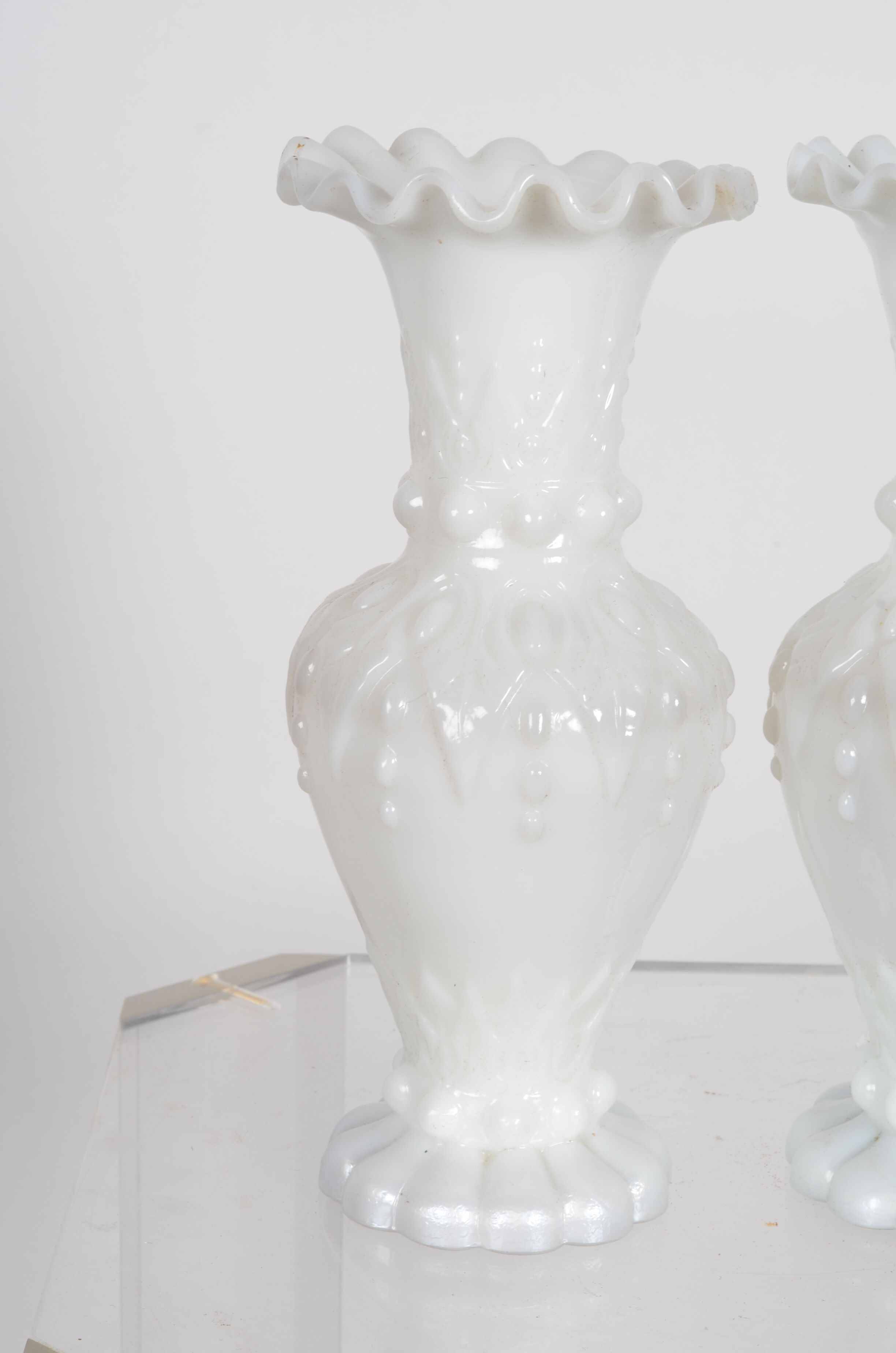 Vases baroques en opaline blanc