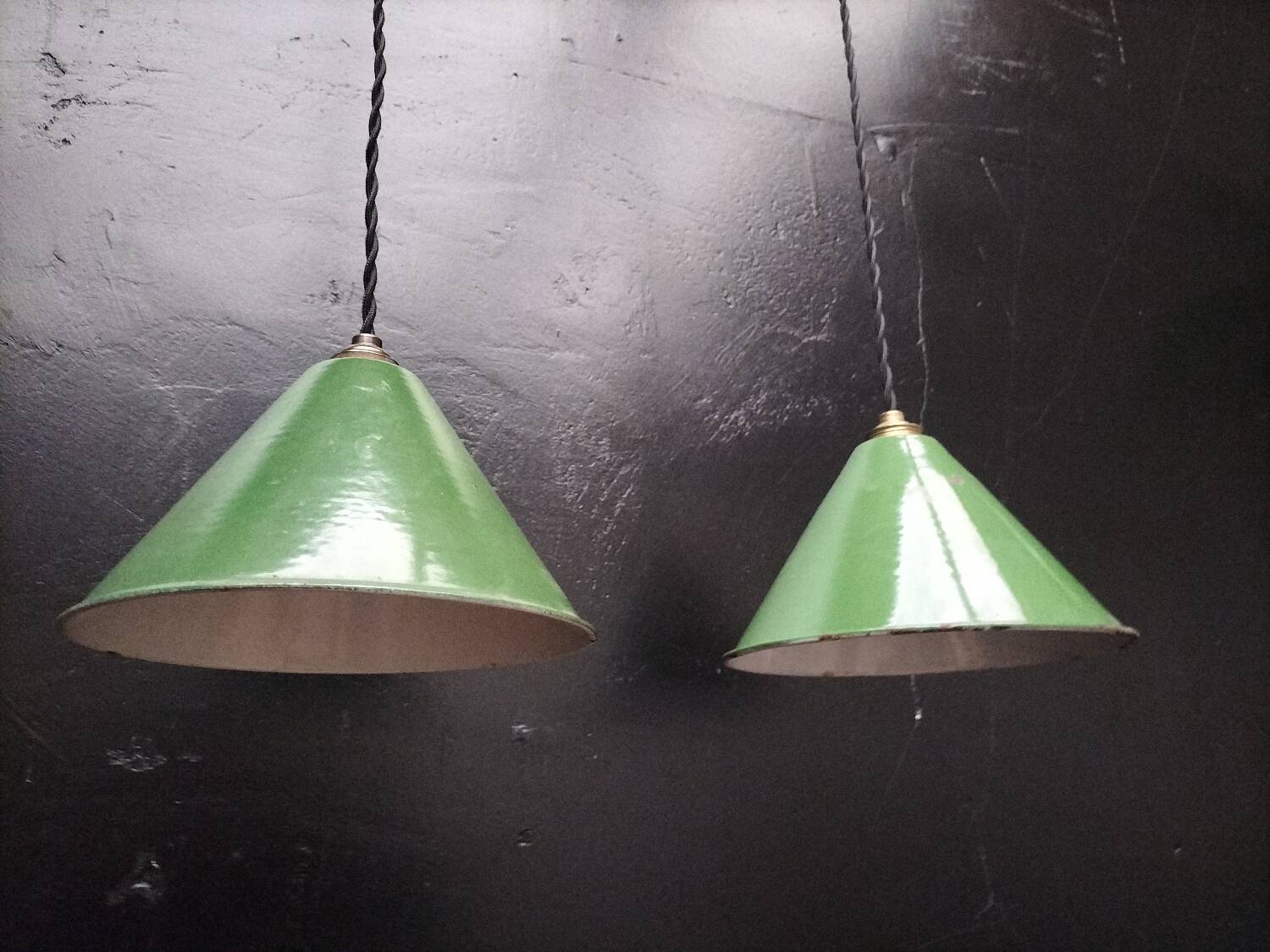 2 suspensions with enamelled sheet metal cones
