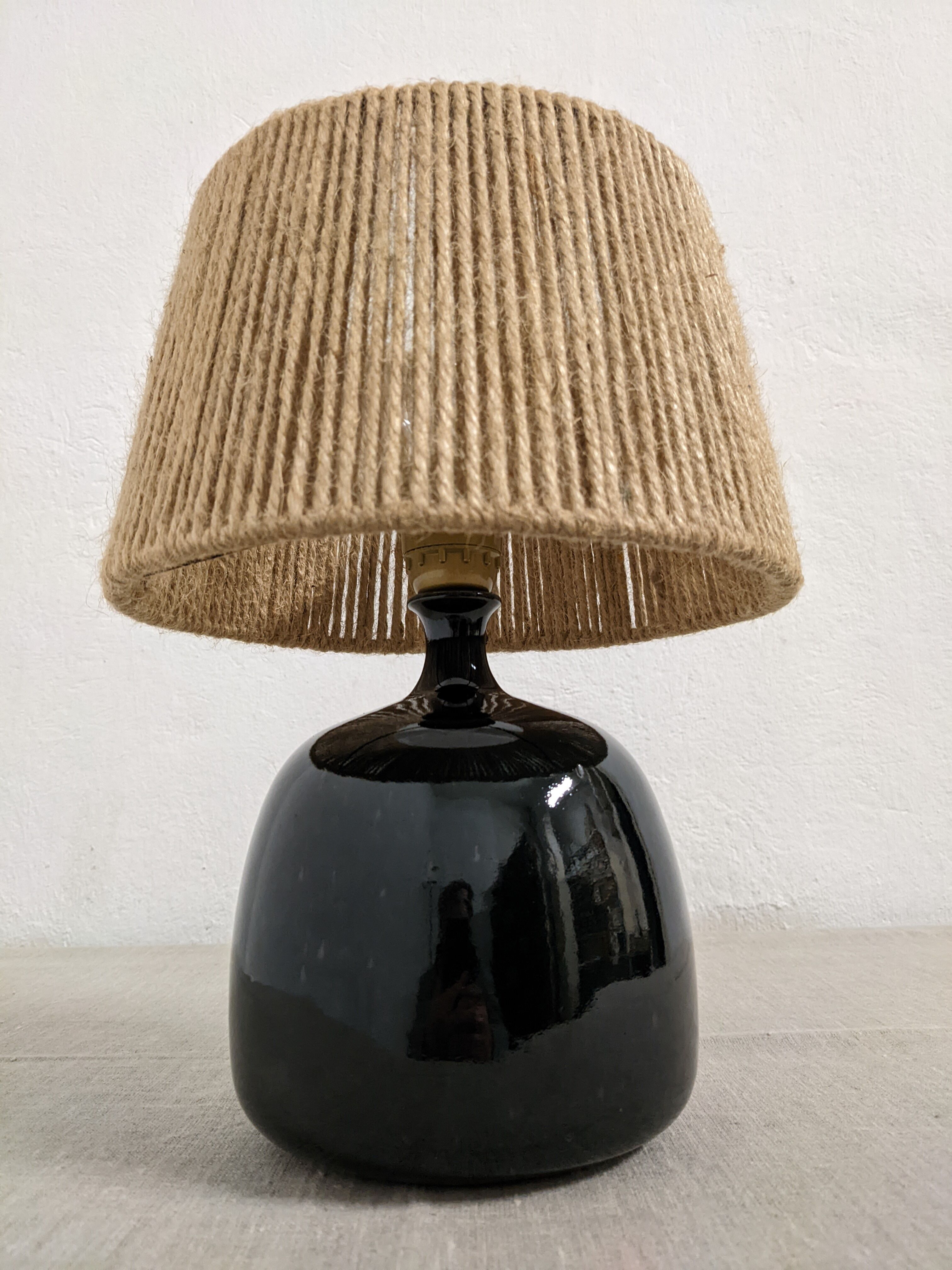 Vintage lamp in enamelled stoneware and jute rope
