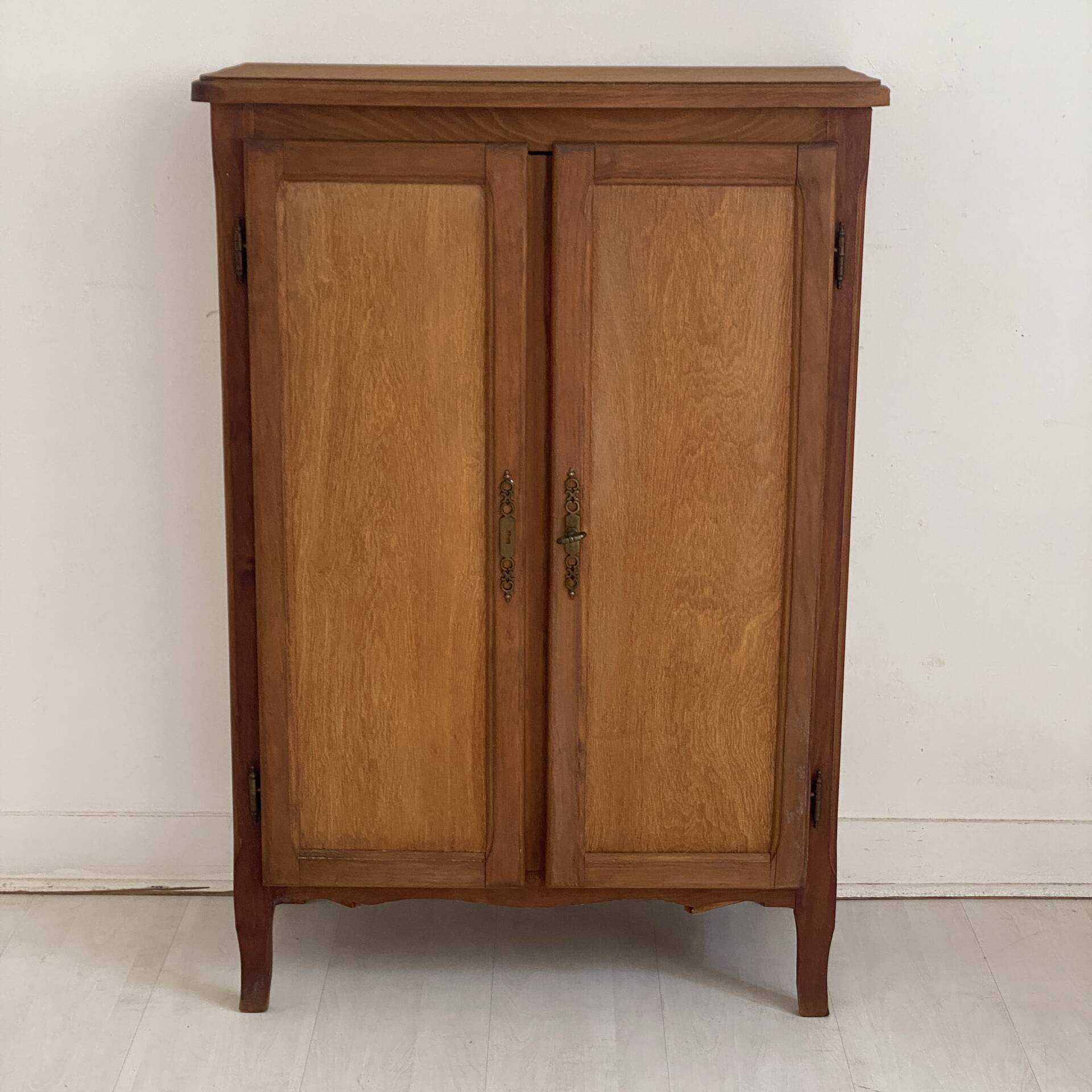 Buffet parisien rangement chaussure vintage 1970's  Hauteur : 101,5 cm