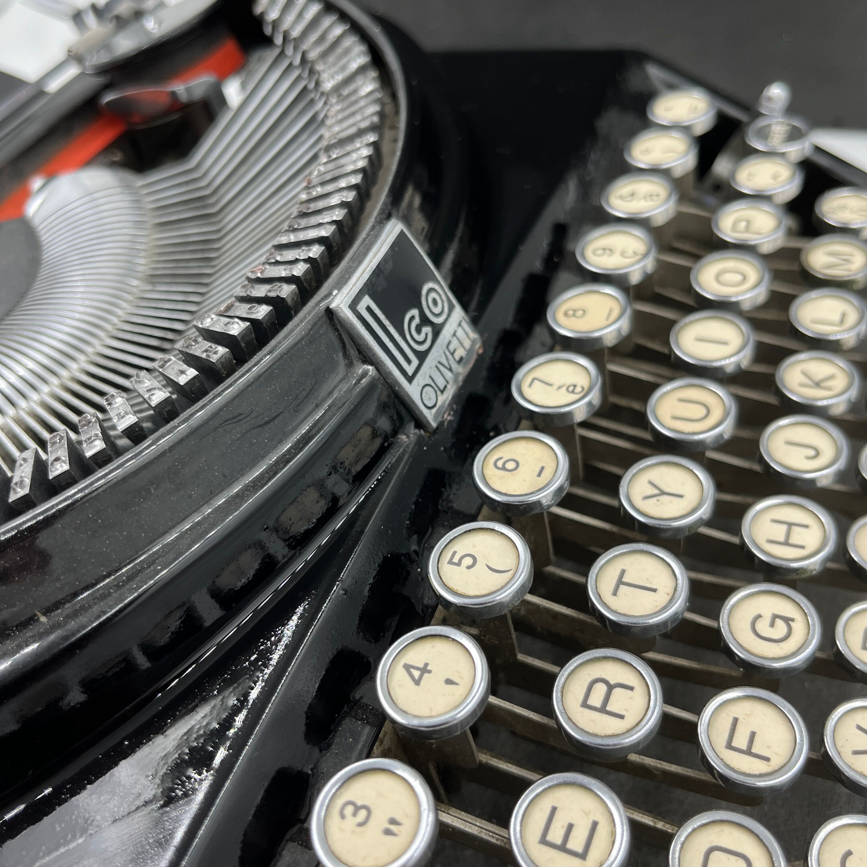 Machine à écrire Olivetti Ico