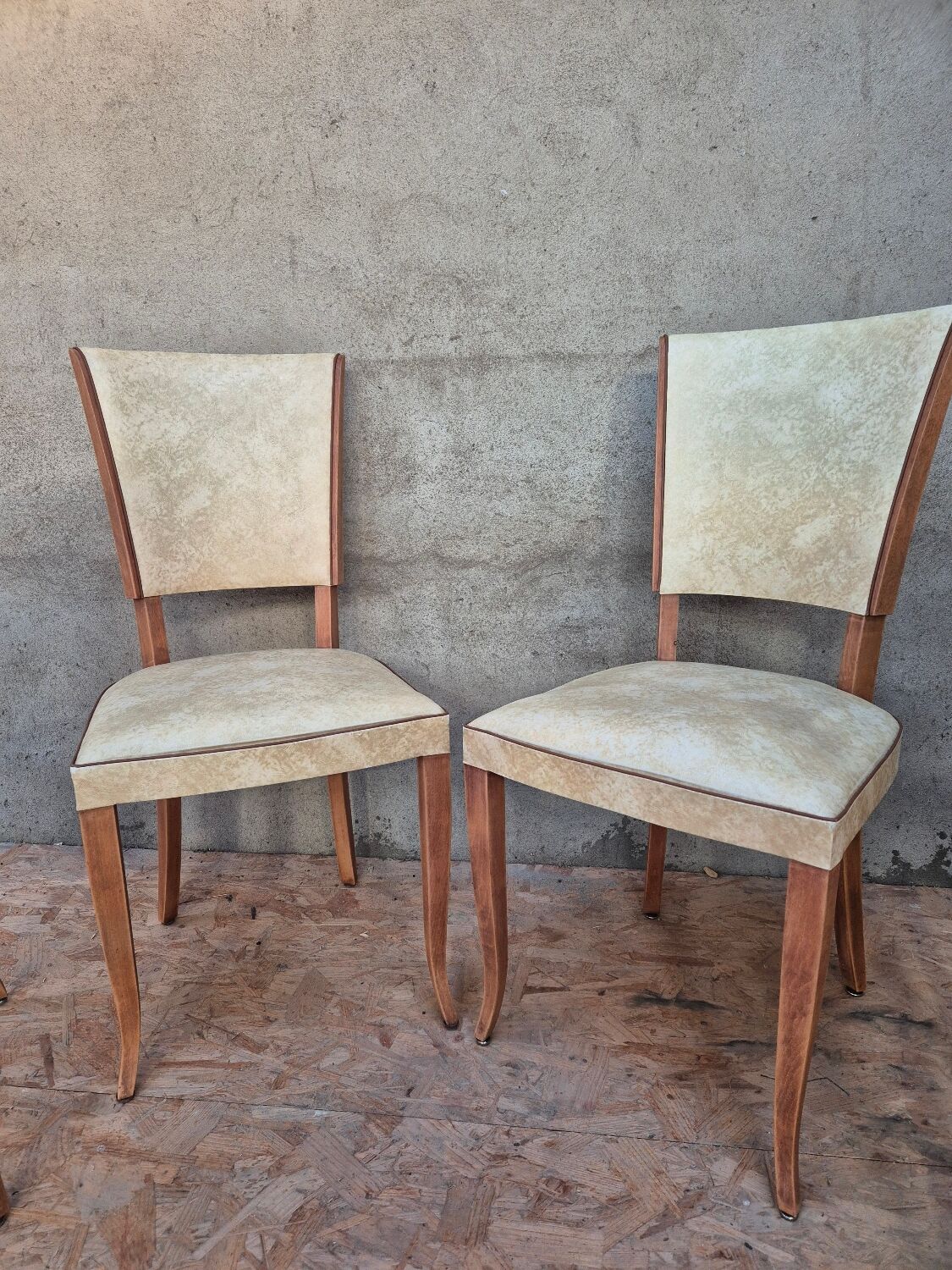 Lot de quatre chaises vintage