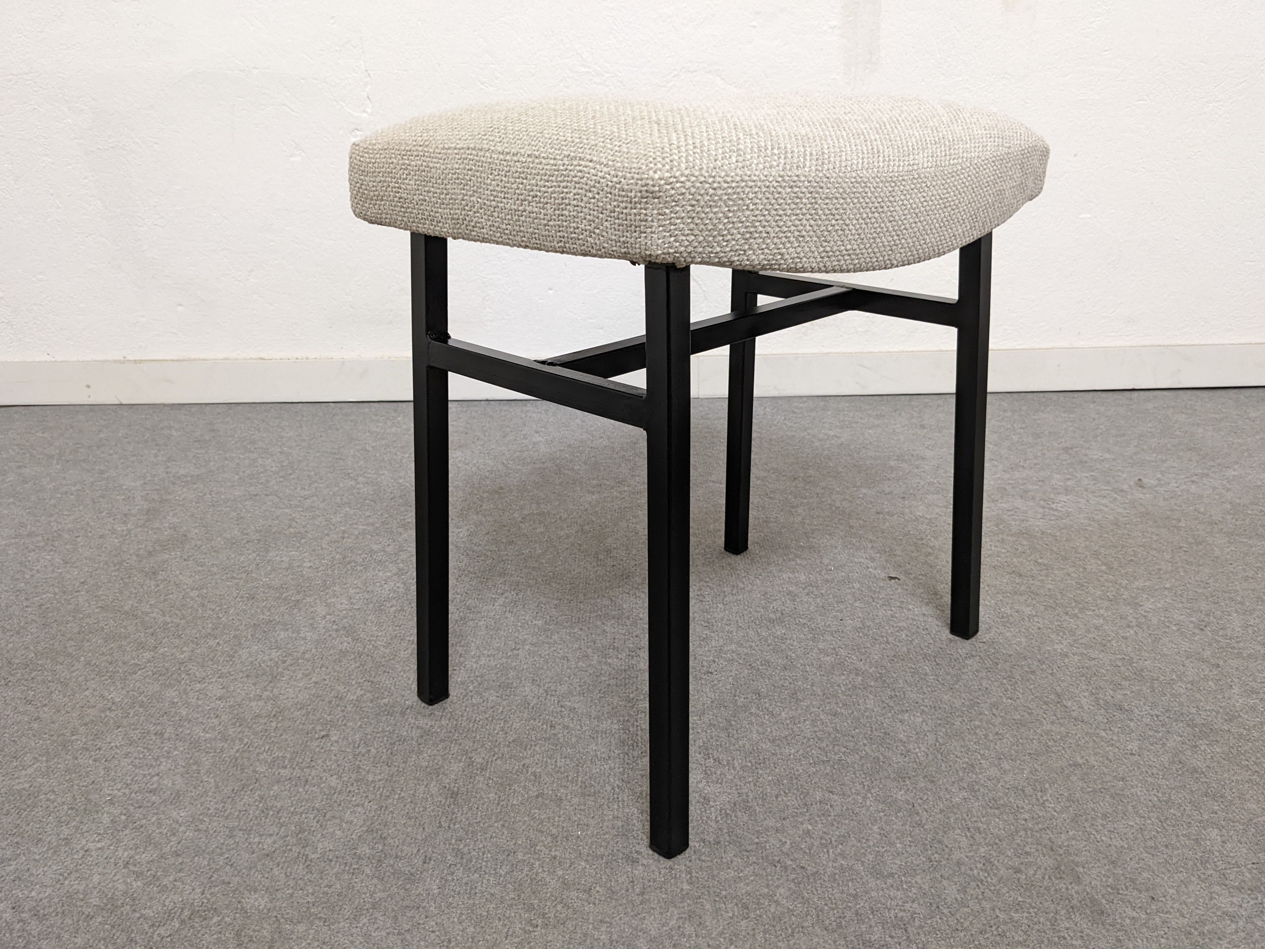 Series of 3 modernist drivers of the 50s /60s and their ottomans