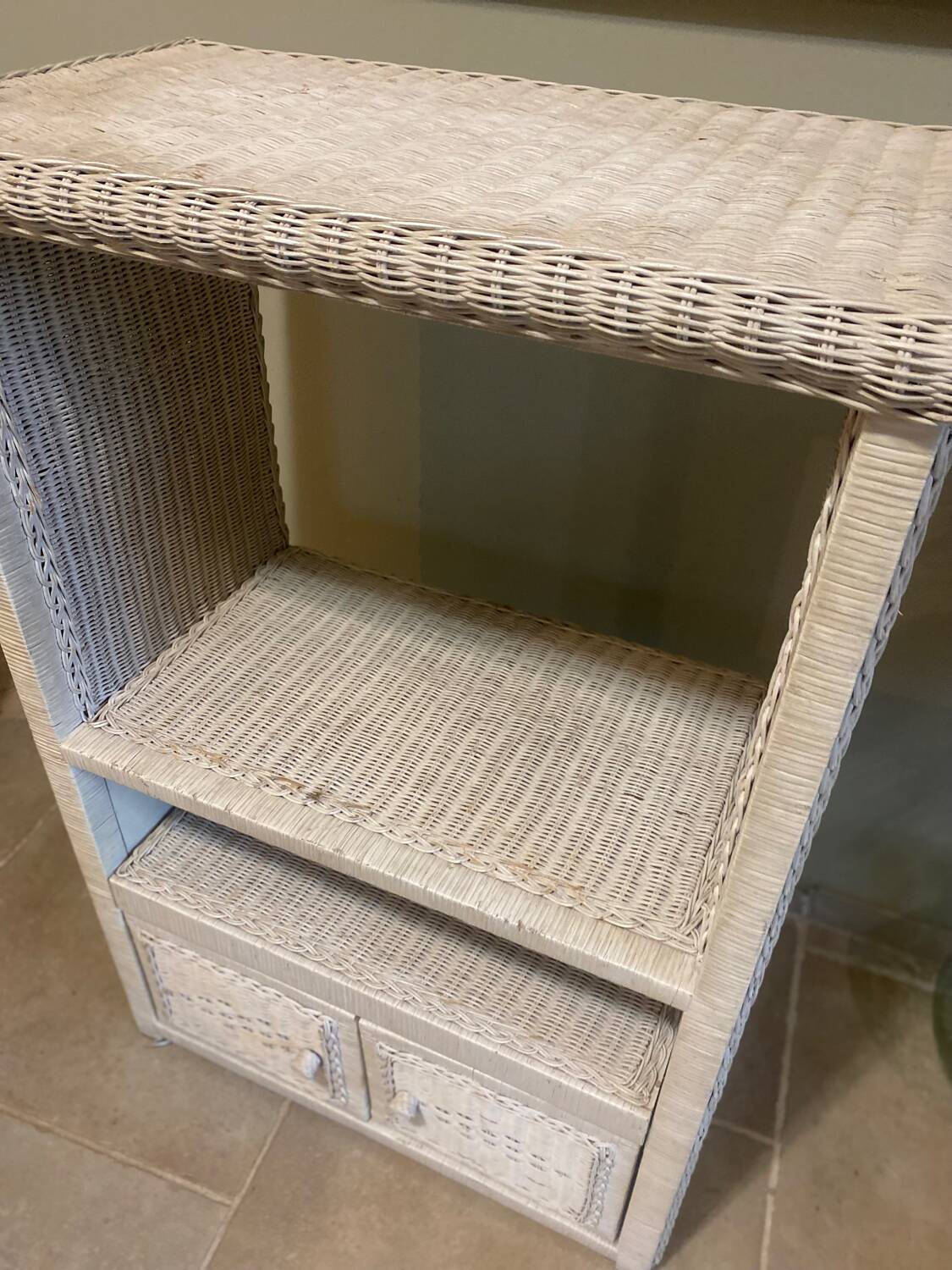 Meuble vintage en osier blanc