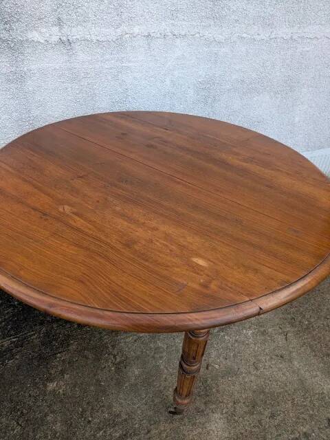 Folding round table