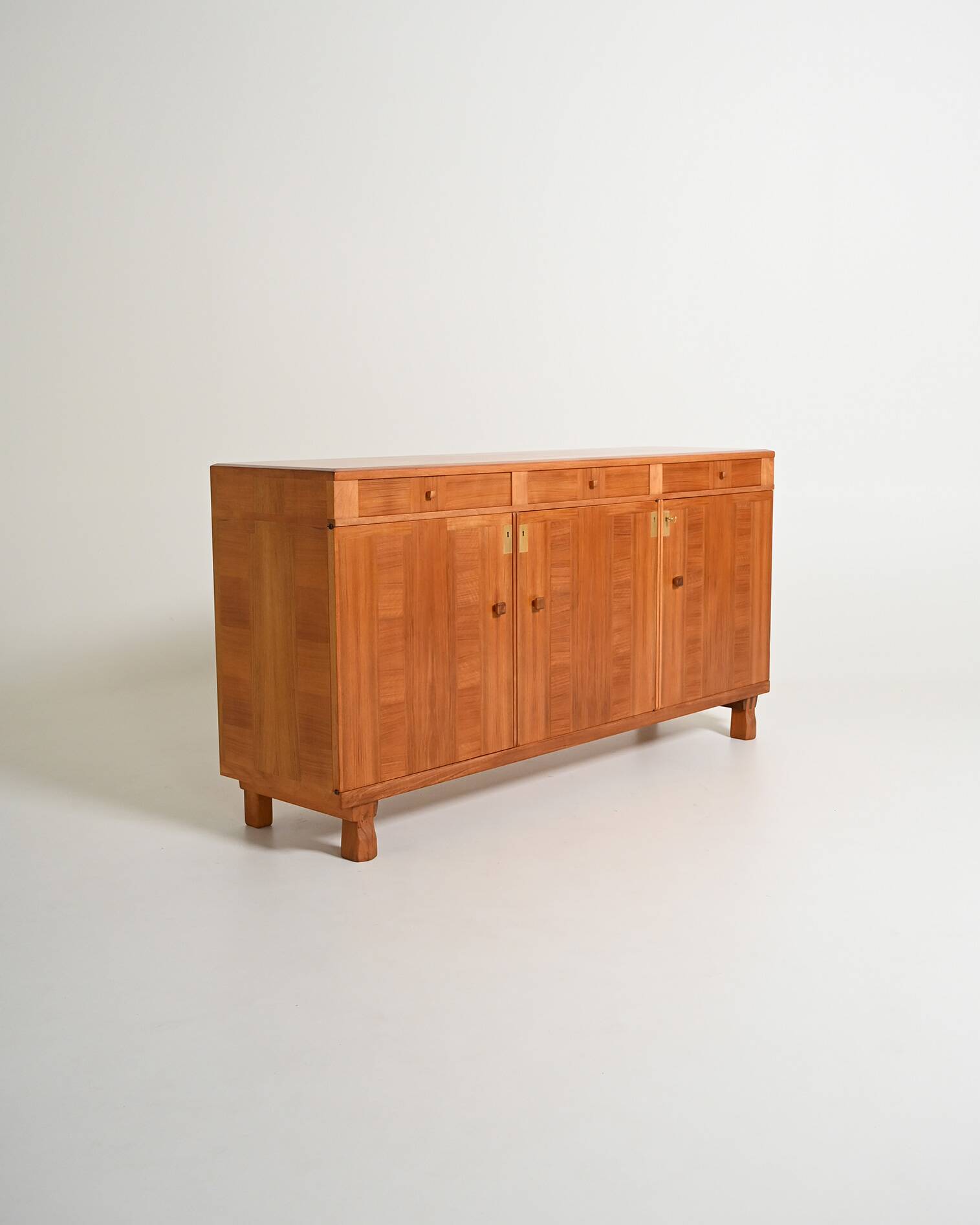 Buffet "Ambassadör" par Carl Malmsten pour Åfors Möbelfabrik, années 1950.