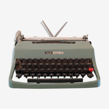 Typewriter olivetti lettera 32
