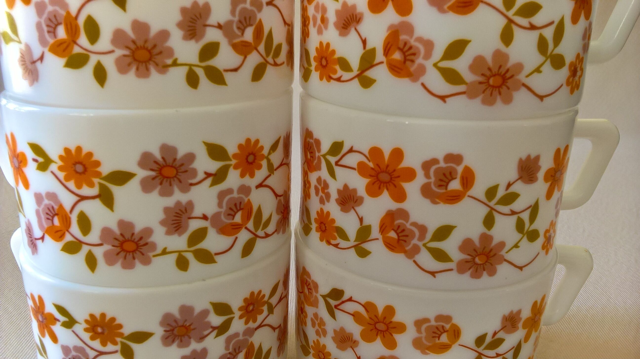 Six Scania Arcopal coffee cups