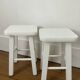 Paire de tabourets blancs