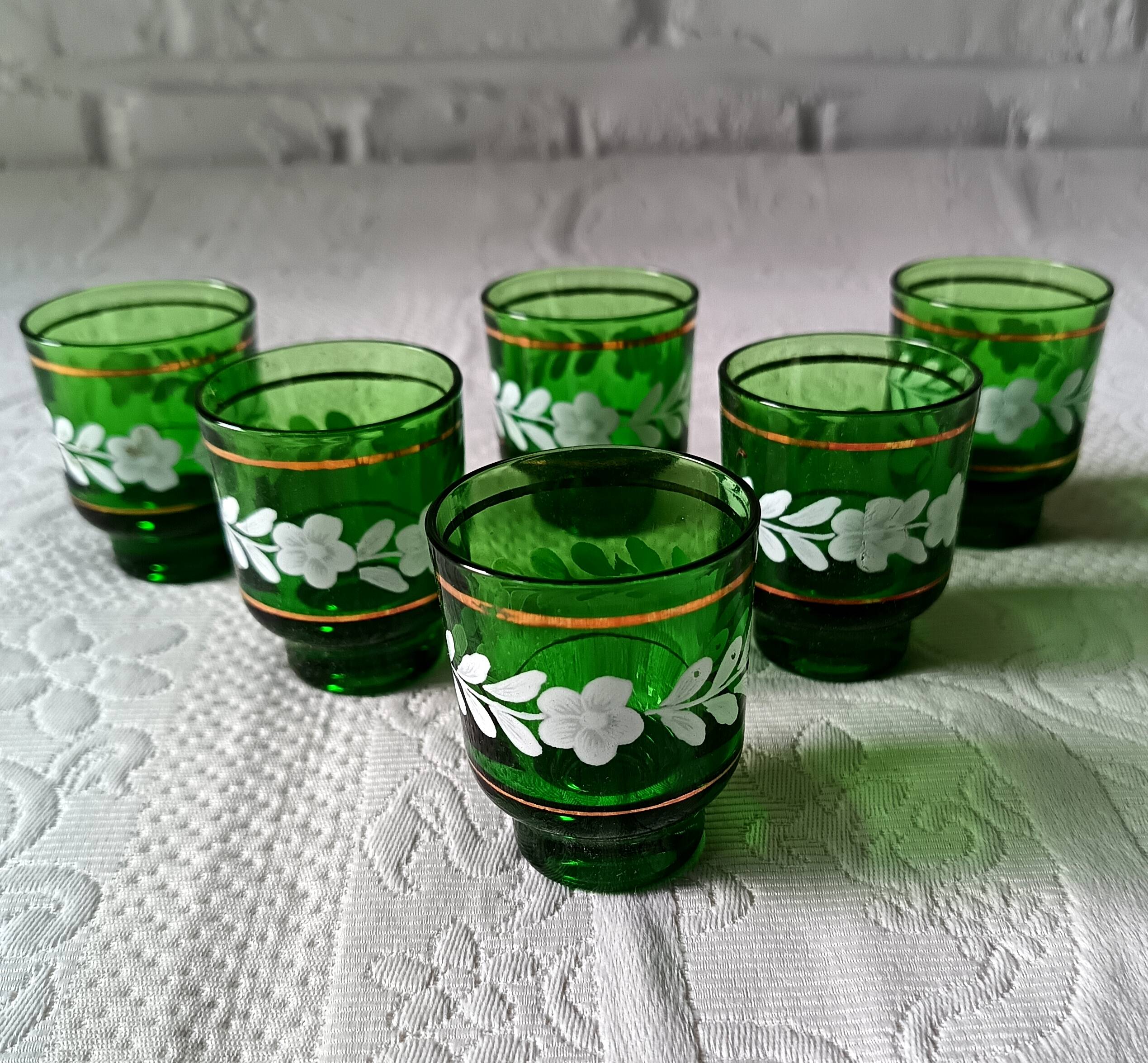 6 verres à liqueur verts décor fleuri blanc vintage
