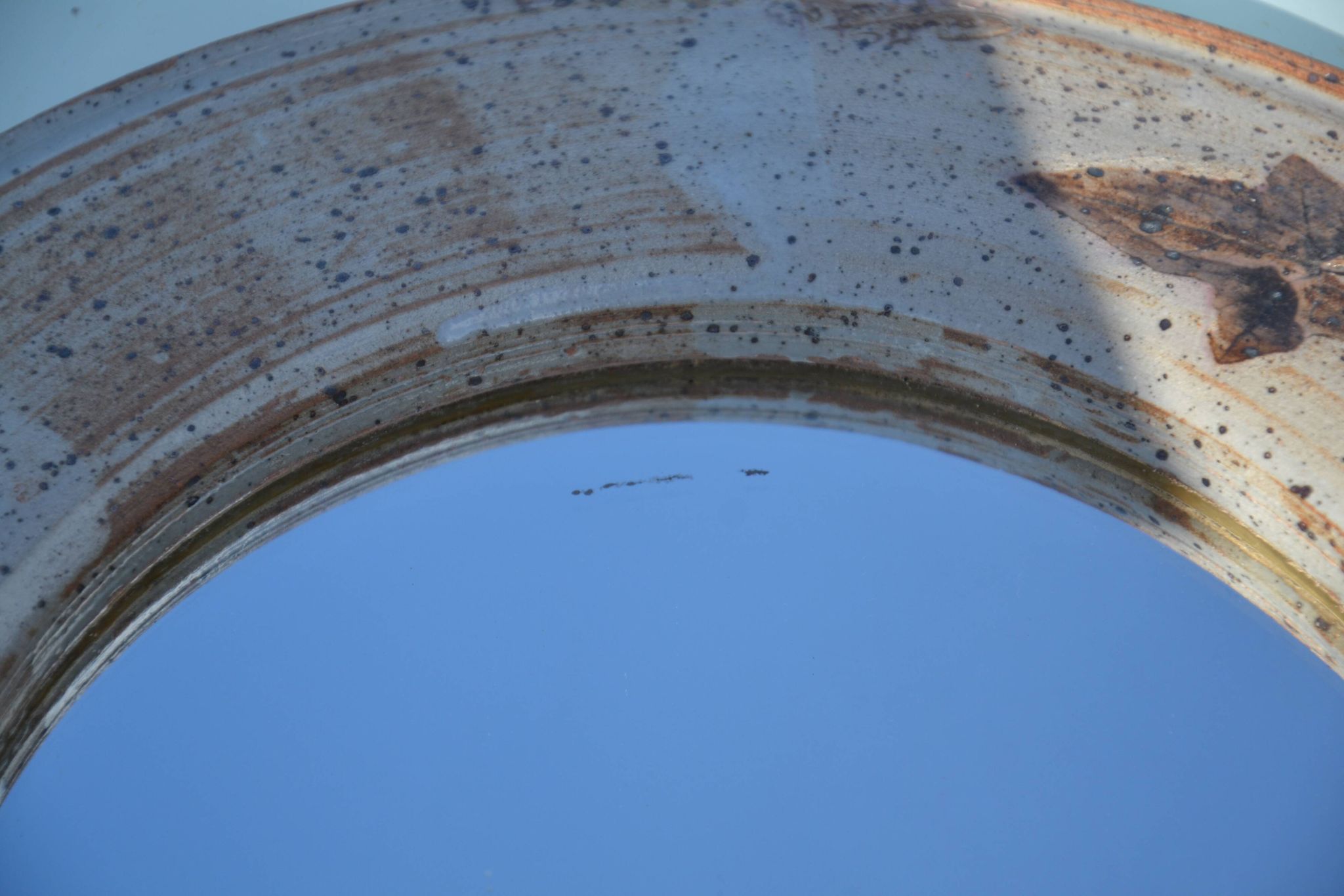 Miroir rond en céramique signé