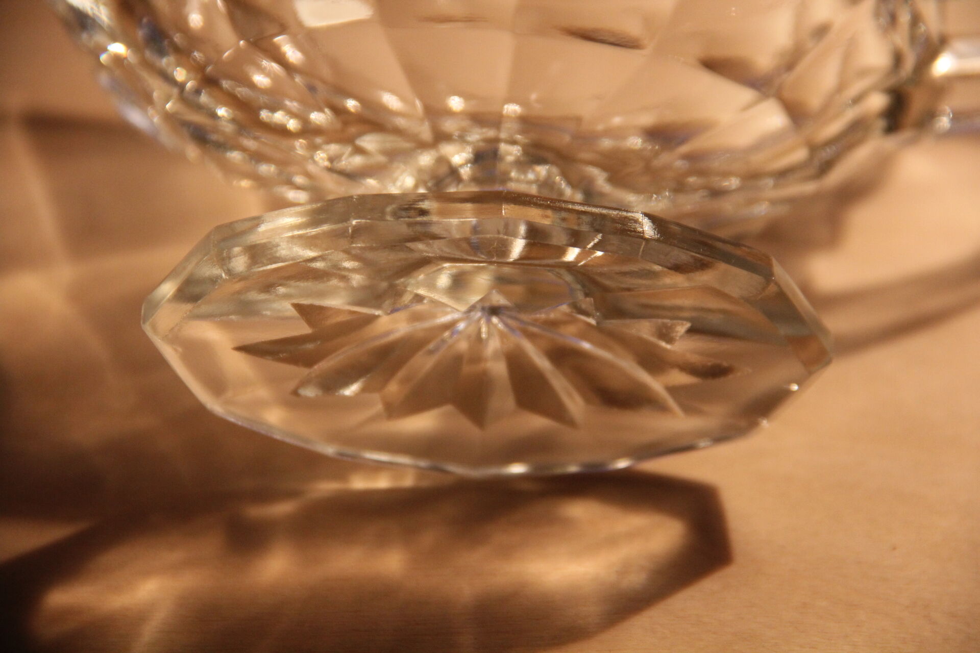 Saucière art-déco en verre moulé