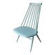 Chaise bâton blanche « Mademoiselle » du Finlandais Ilmari Tapiovaara