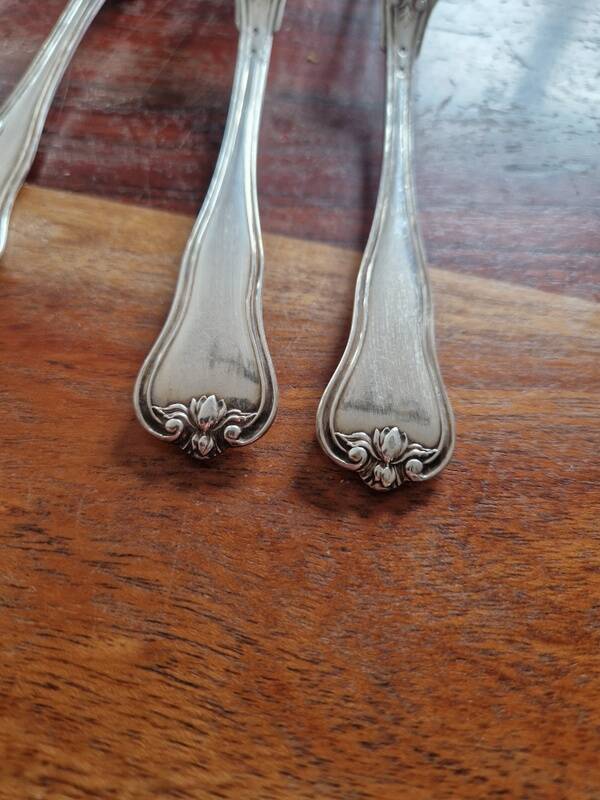 Christofle - Set of 7 dessert forks in the violoné palmette pattern.