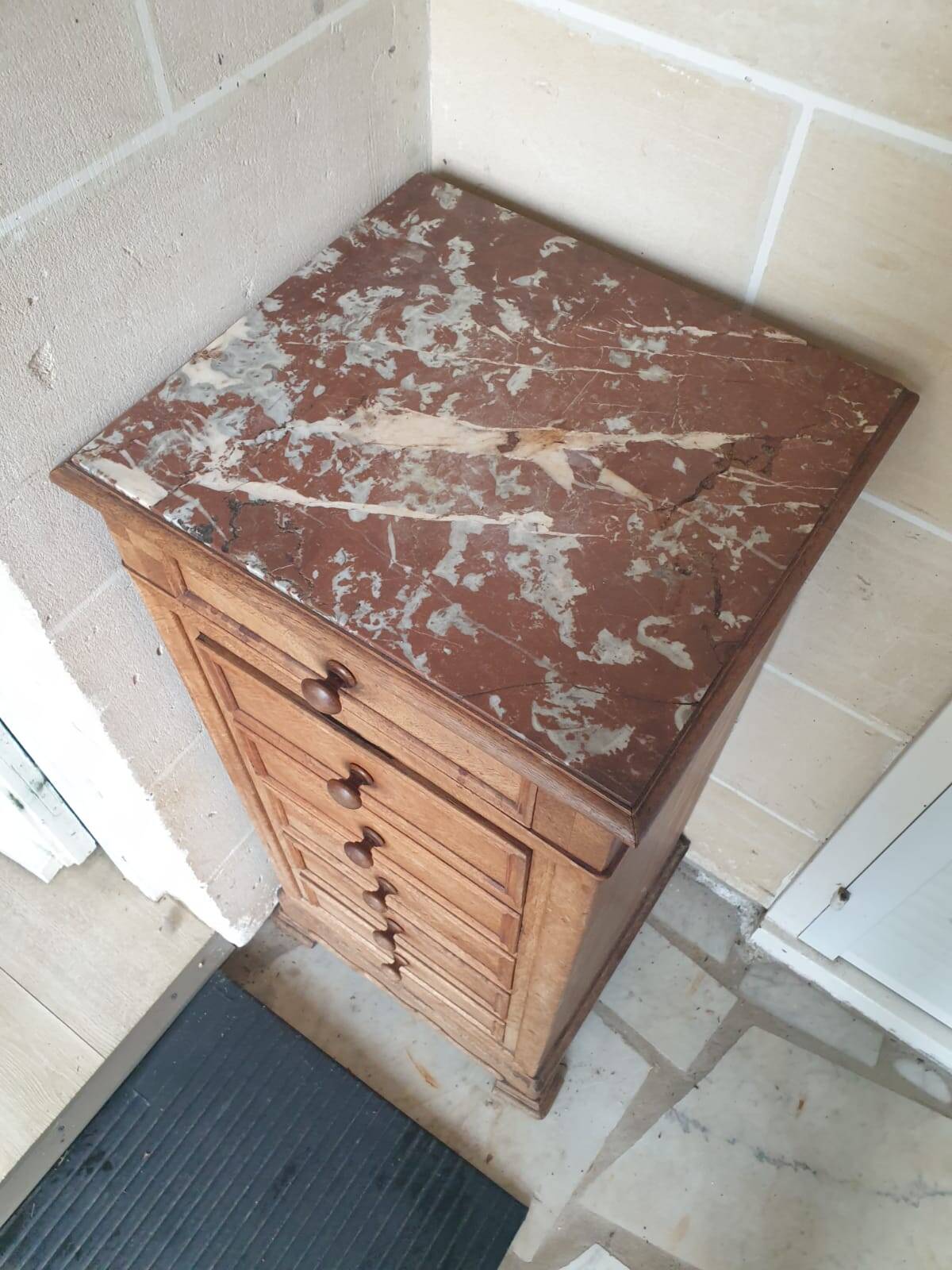 Chiffonnier en bois marqueté et marbre – Style classique