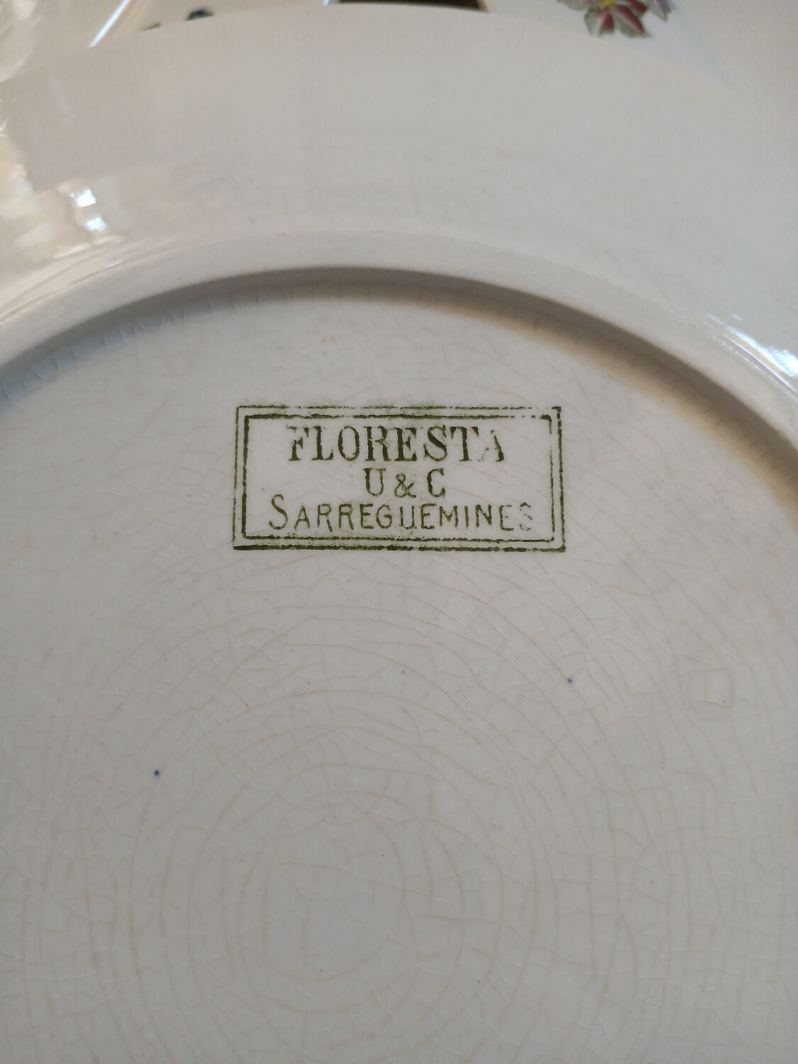 23 assiettes + plat anciens U&C Sarreguemines