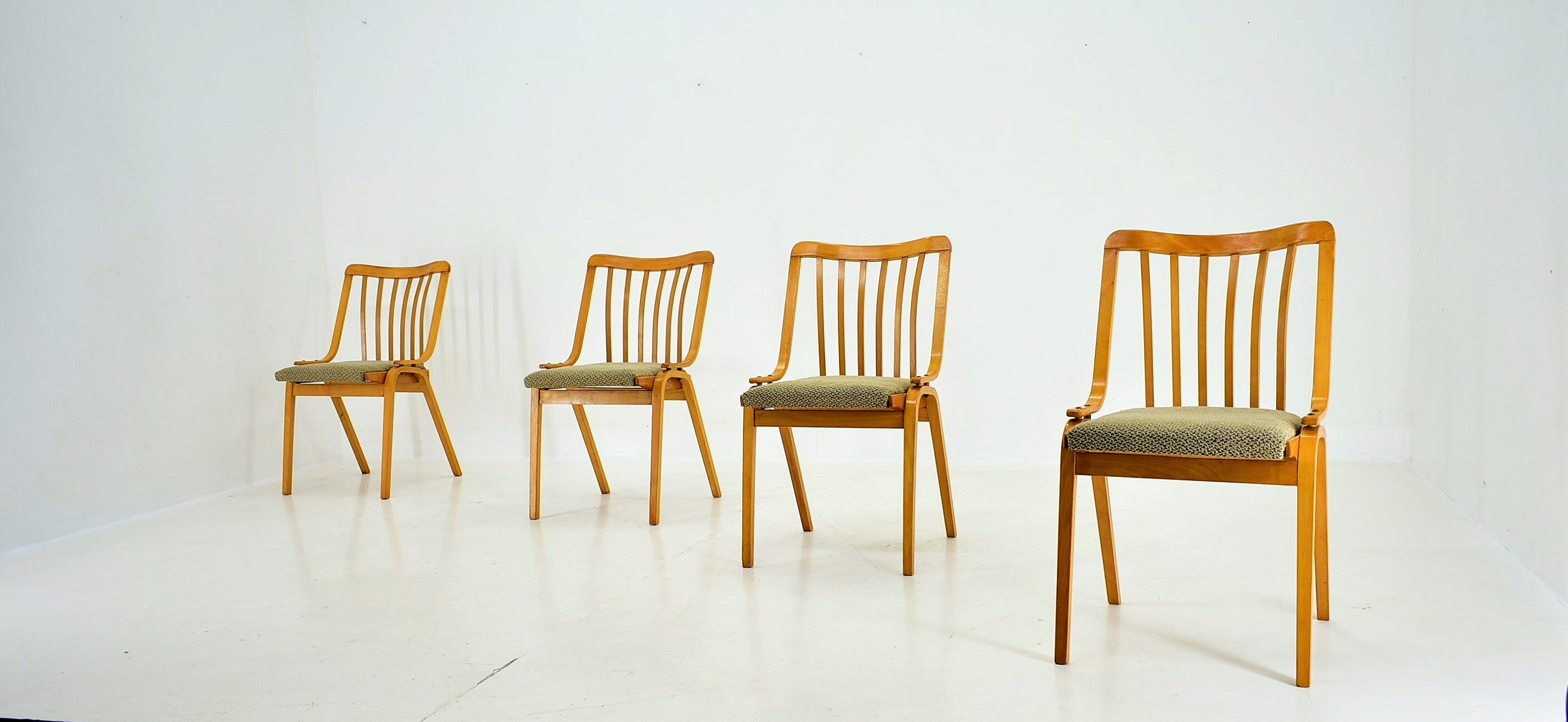 Ensemble de 4 chaises de salle à manger conçu par Antonín Šuman, années 1960