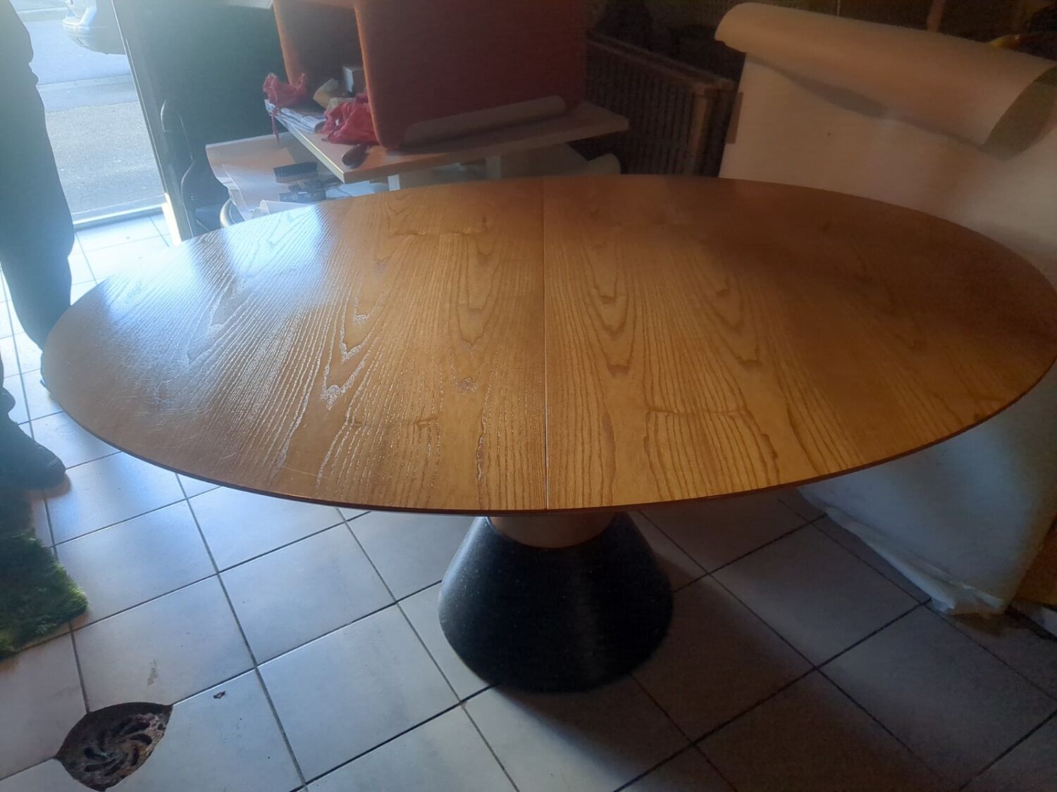 Extendable oval table by Arnold Merckx for Arco 90s