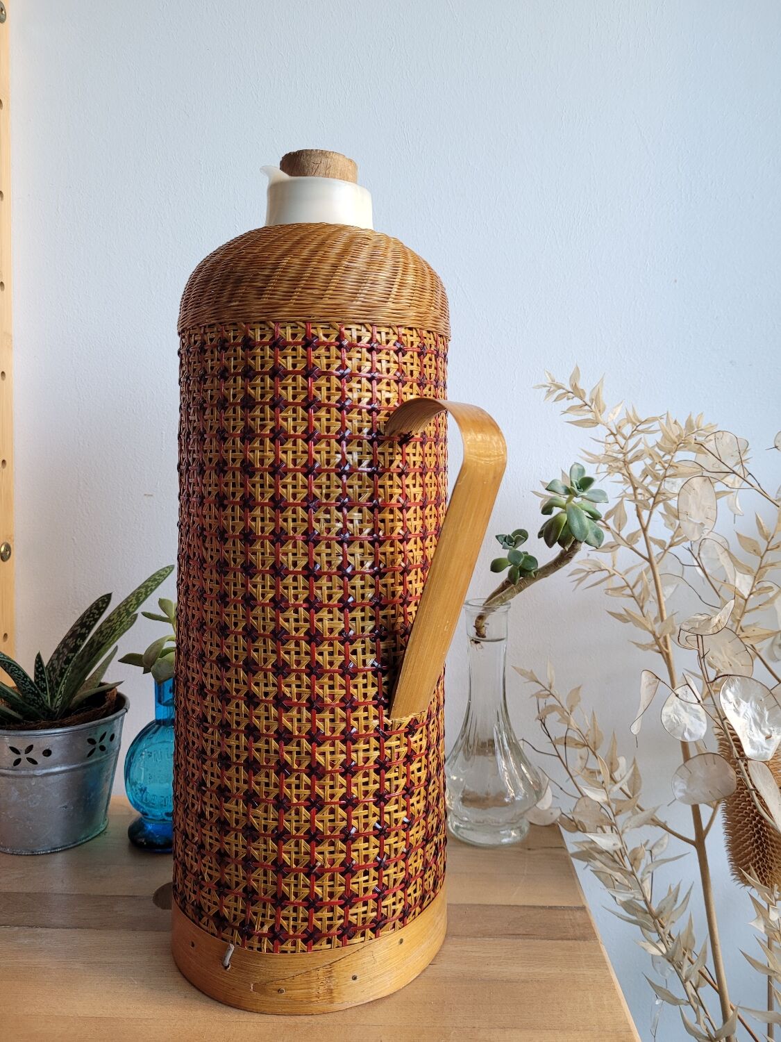 Thermos bottle with wicker canning