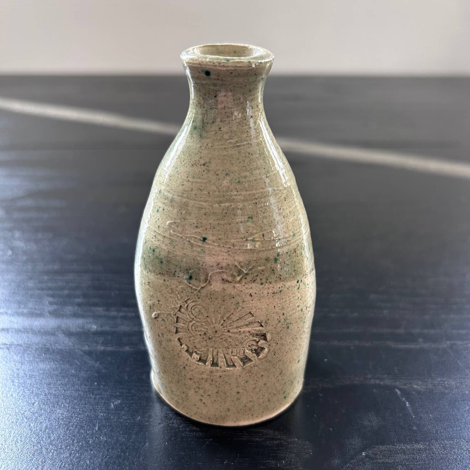 Single-flower vase with shell decoration