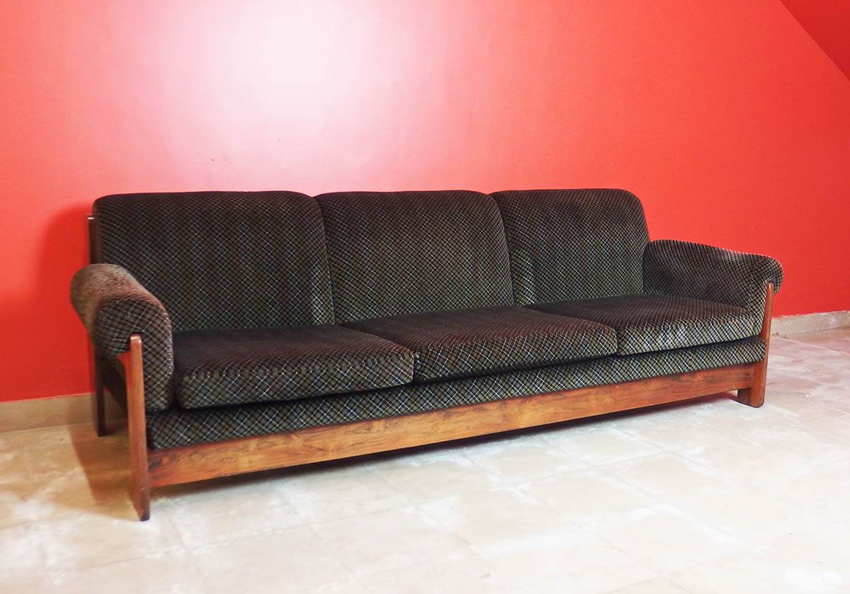 Large 1970 sofa by Saporiti