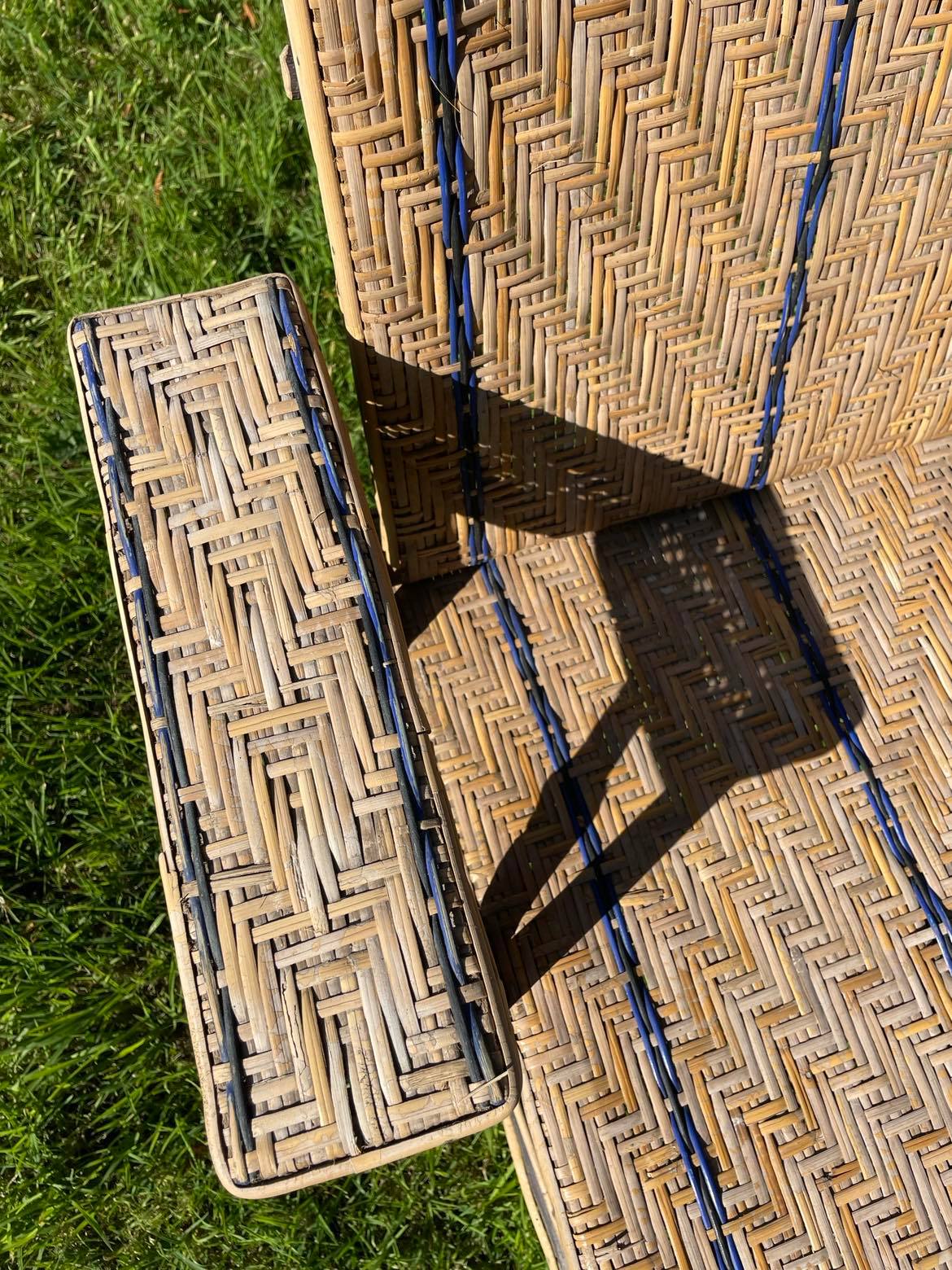 Braided wicker chaise longue, rattan and chestnut