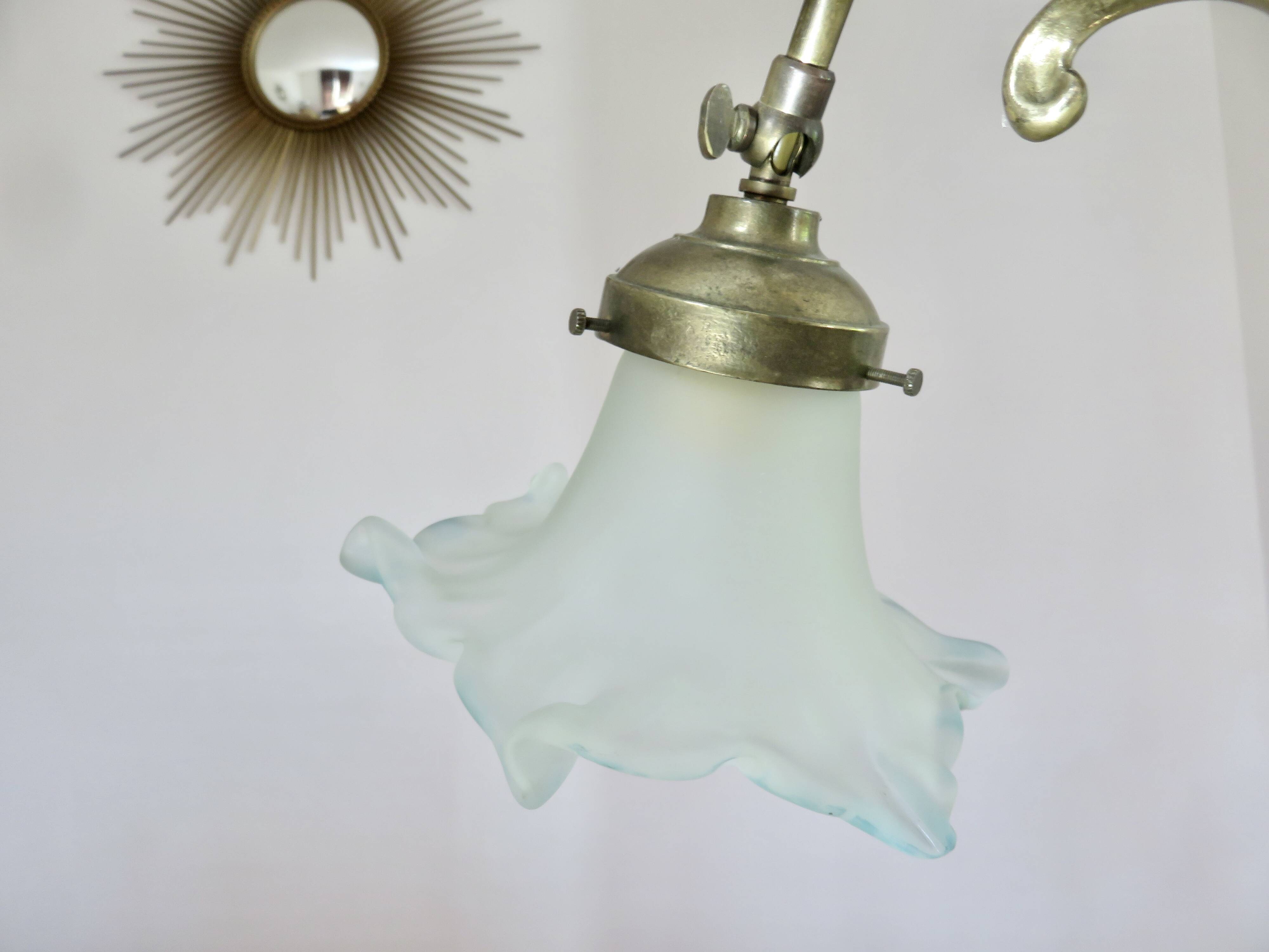 Art nouveau lamp in bronze and frosted glass tulip