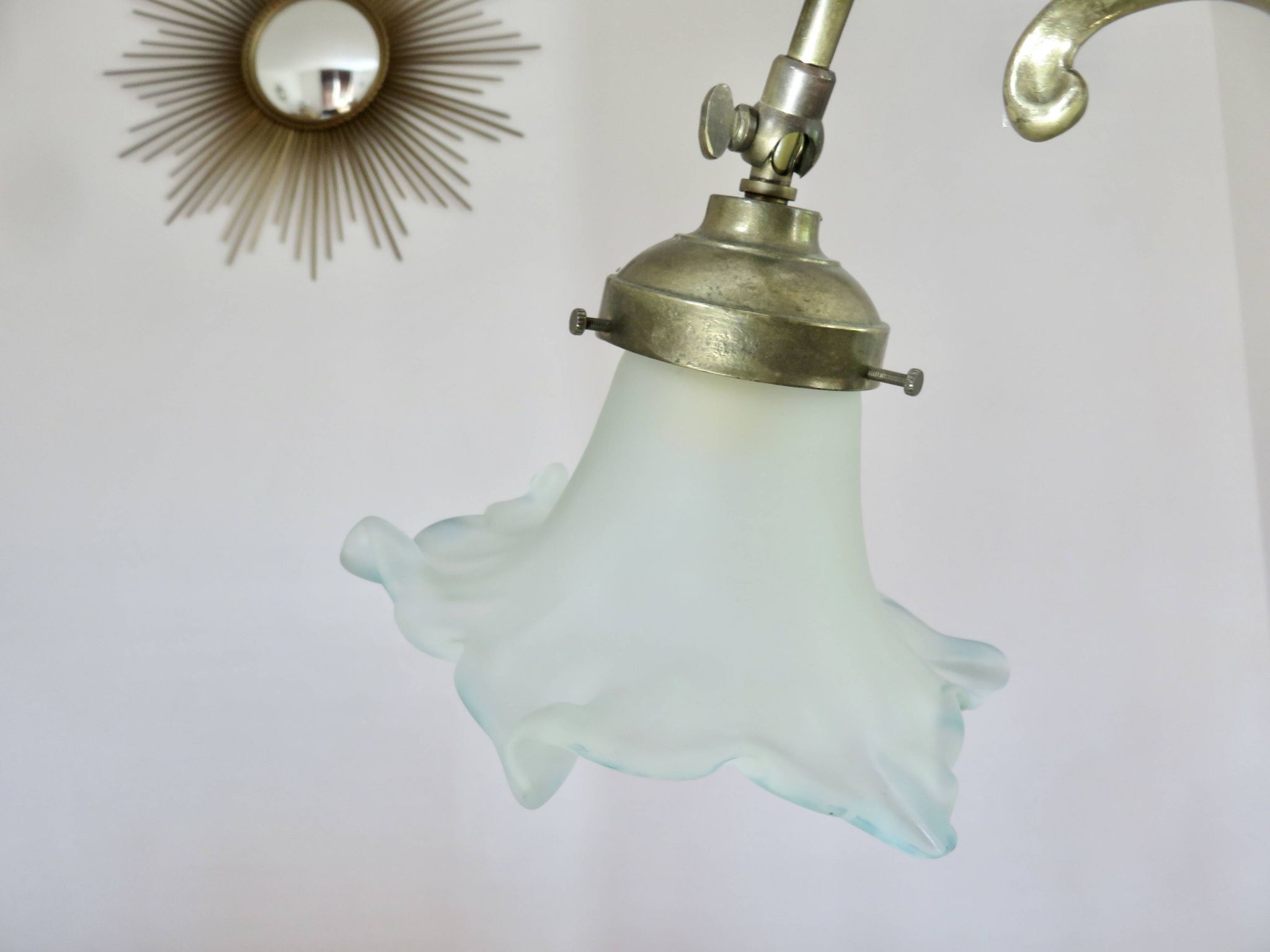 Art nouveau lamp in bronze and frosted glass tulip