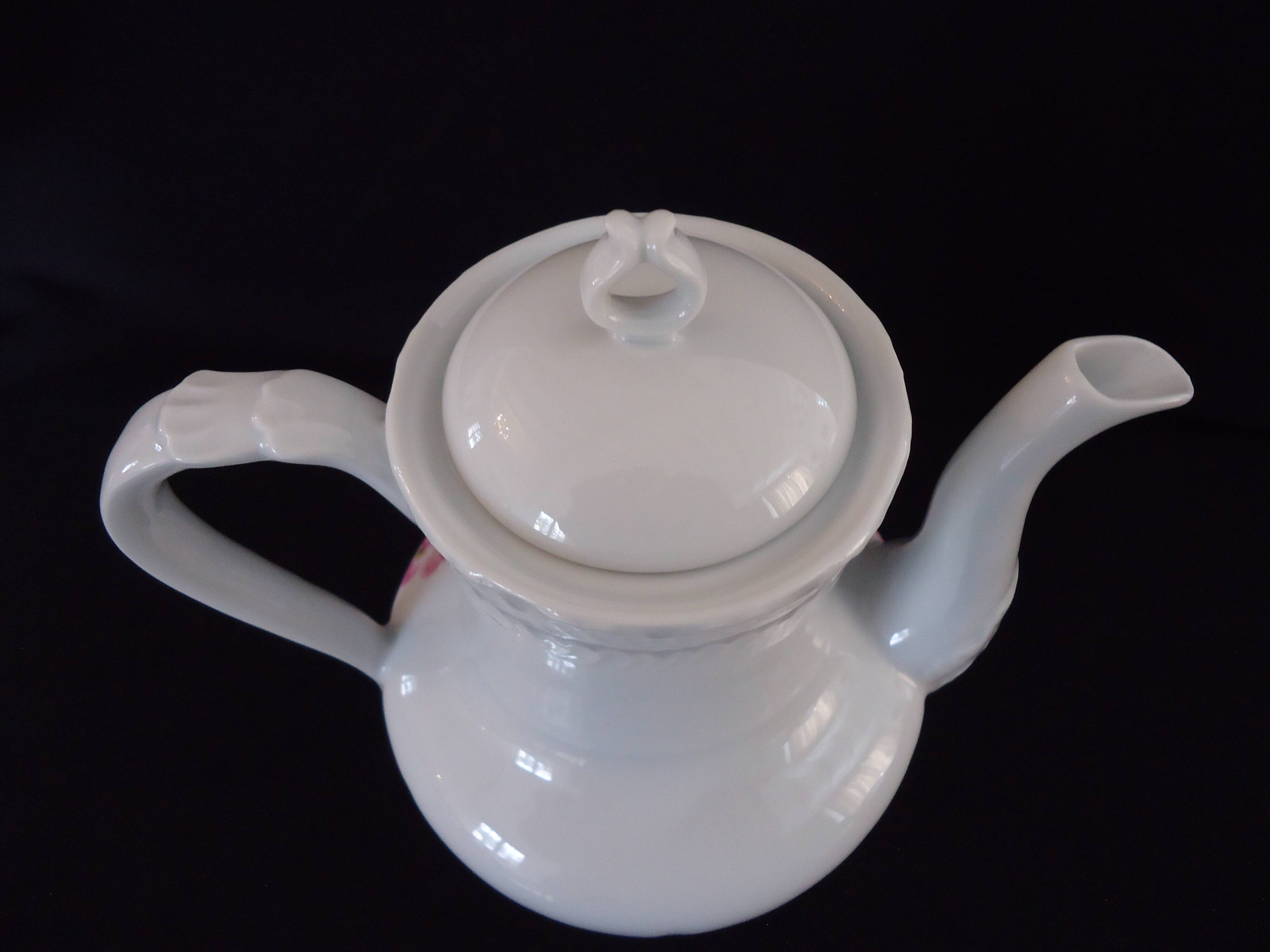 Pouring coffee pot, made of Limoges porcelain, Goumot Labesse (A565)