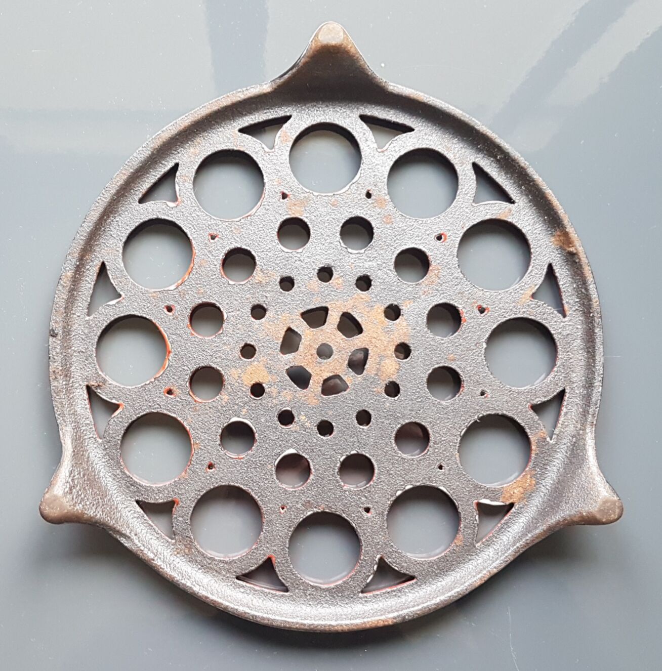 Ancien Dessous De Plat En Fonte émaillée Noir Vintage