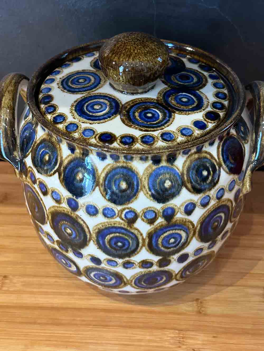 Enameled stoneware pot with lid
