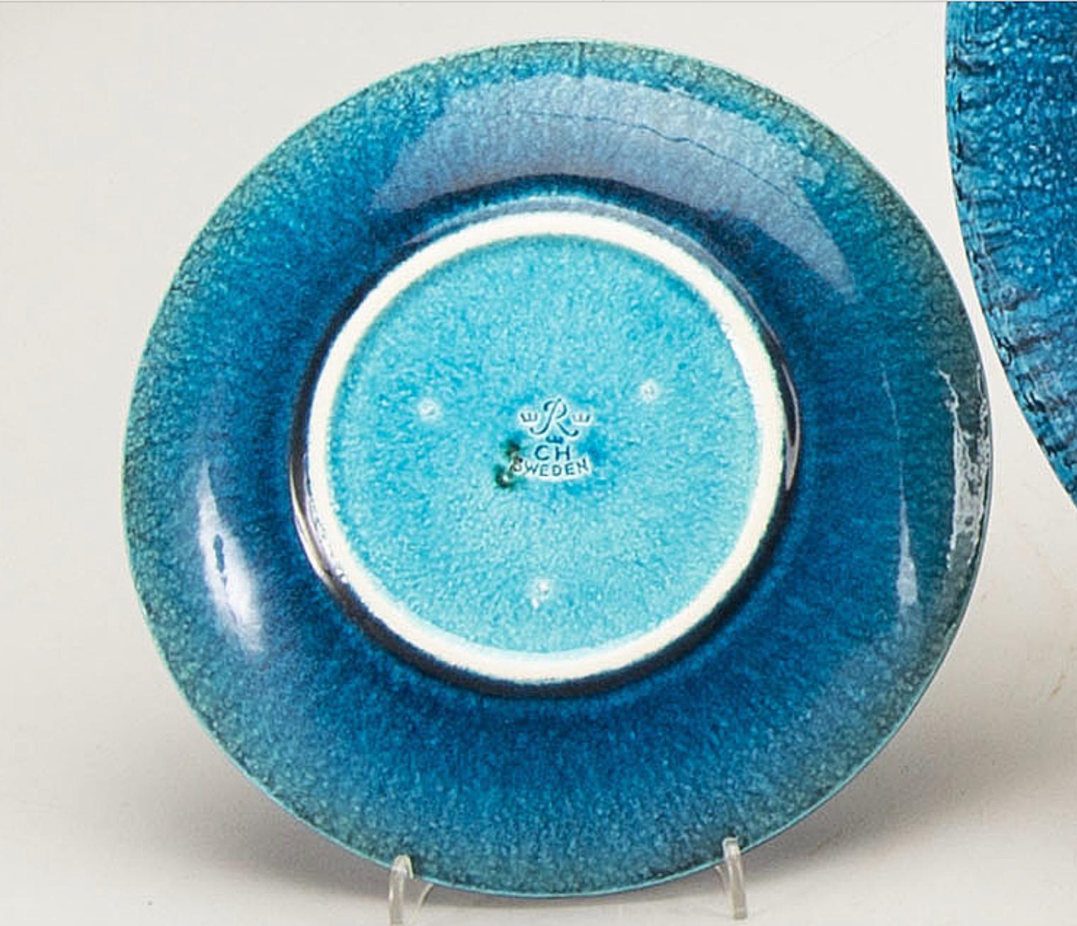 Un bol en grès et 11 assiettes par Charlotte Hamilton, Suède, 1970, Signé