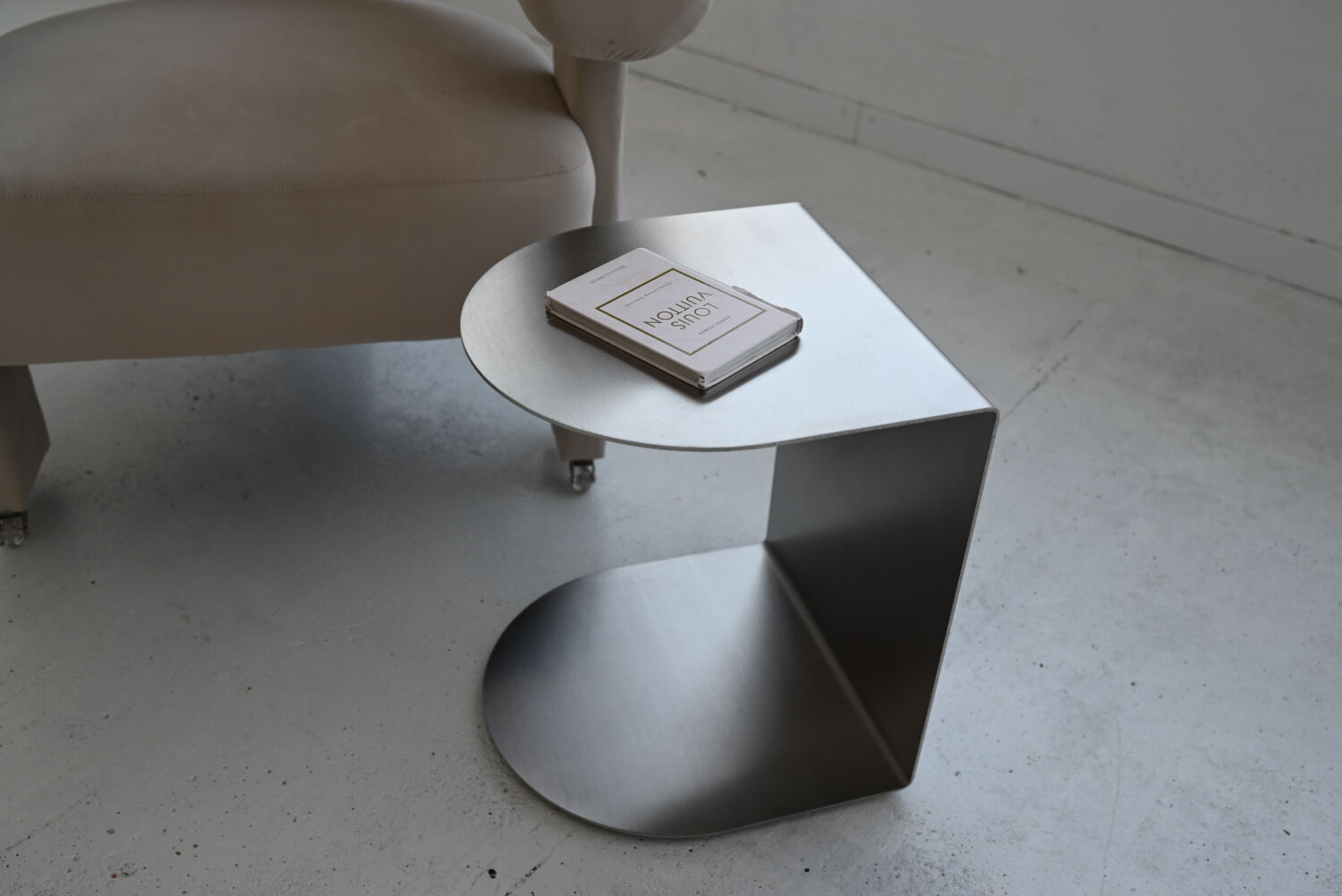 Table d'appoint en acier inoxydable en forme de C Veliento