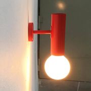 Paire d'appliques rouges minimalistes du milieu du siècle