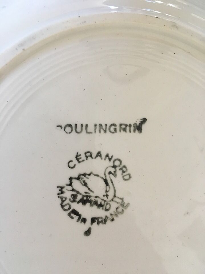 Matching flat plates in red and blue