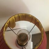 Lampe en verre teinté rouge avec abat-jour plissé