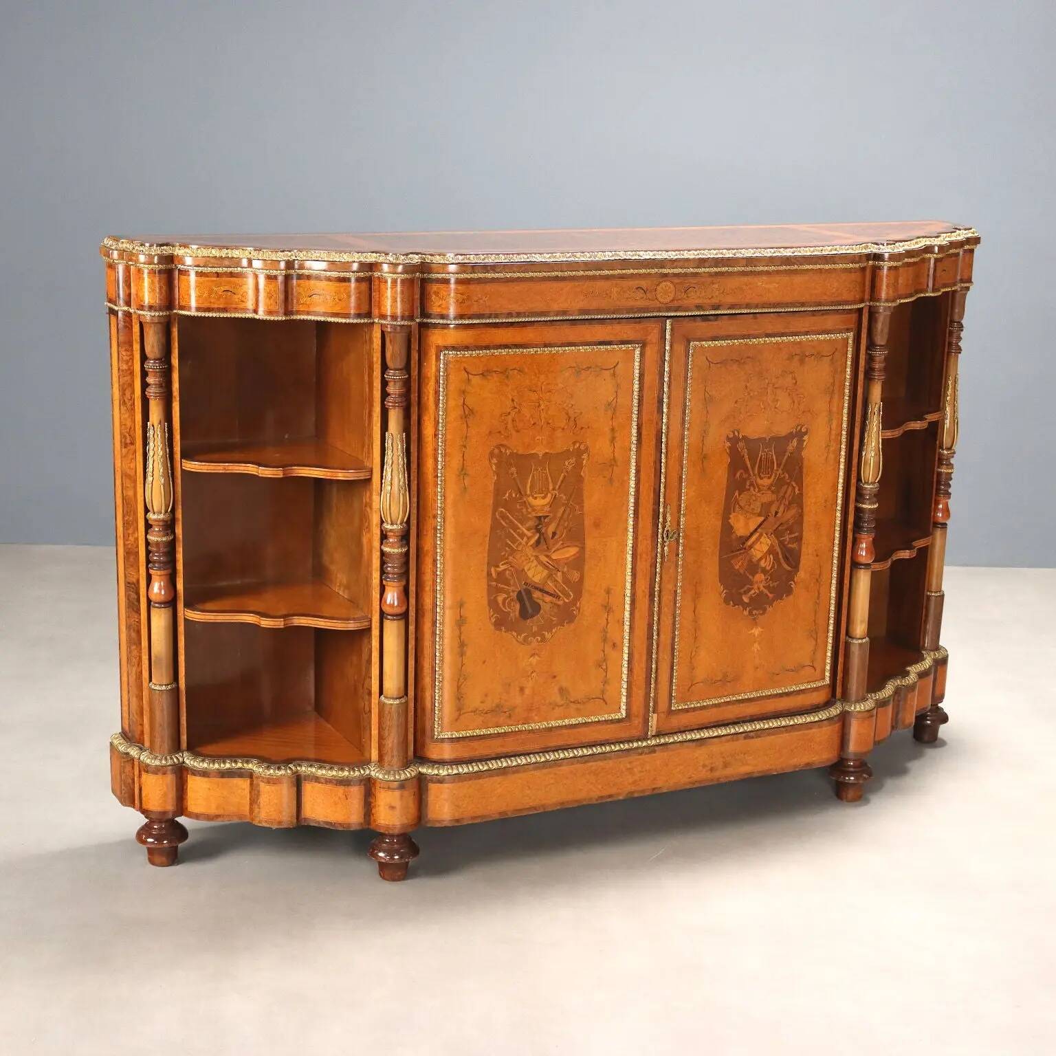 Buffet ancien en placage de loupe d’érable, Royaume-Uni, XIXe siècle