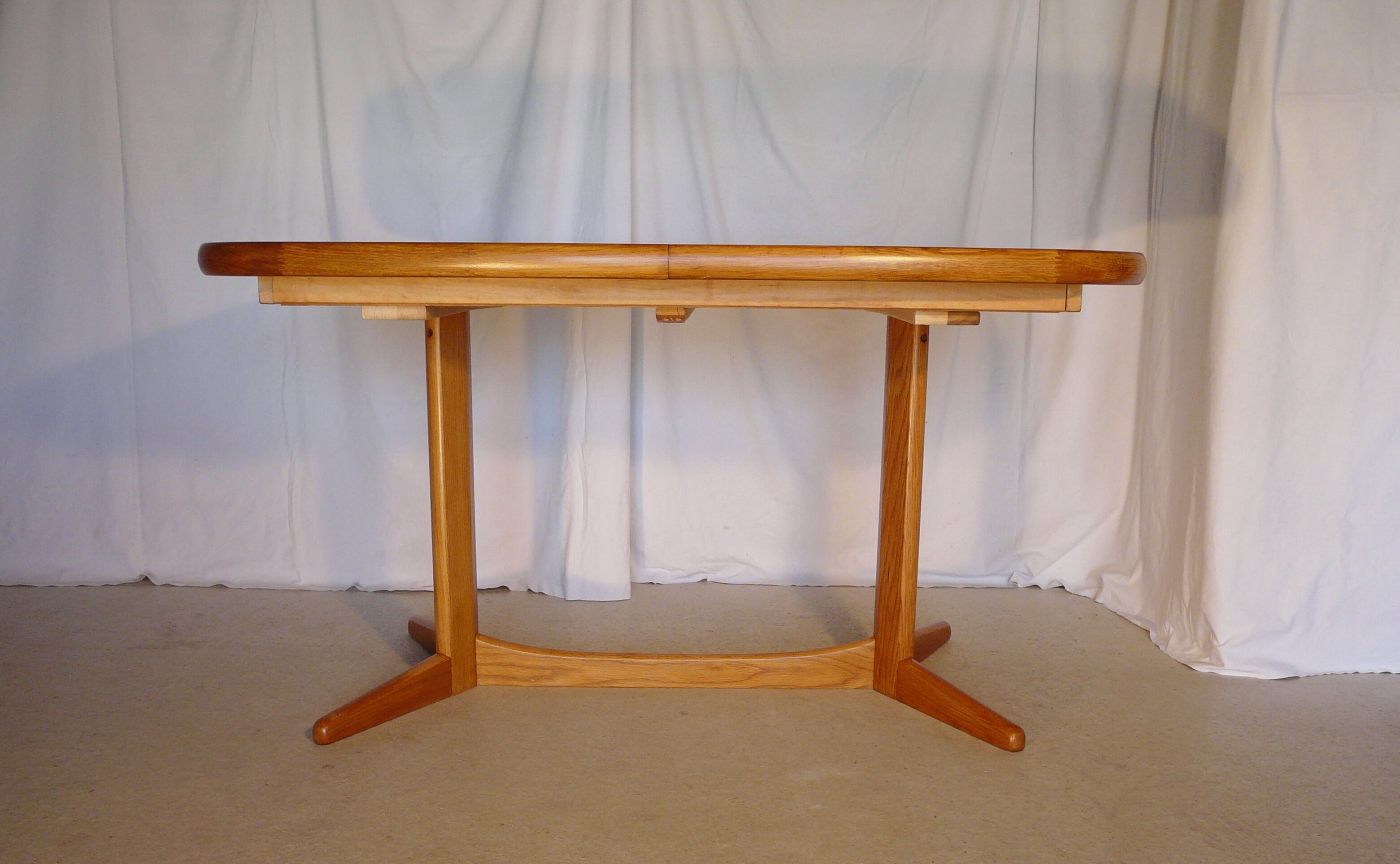Scandinavian expandable rectangular table in teak