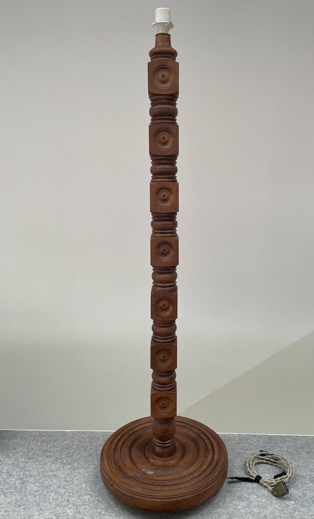 Brutalist floor lamp in turned wood, in the style of Charles Dudouyt.