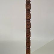 Brutalist floor lamp in turned wood, in the style of Charles Dudouyt.