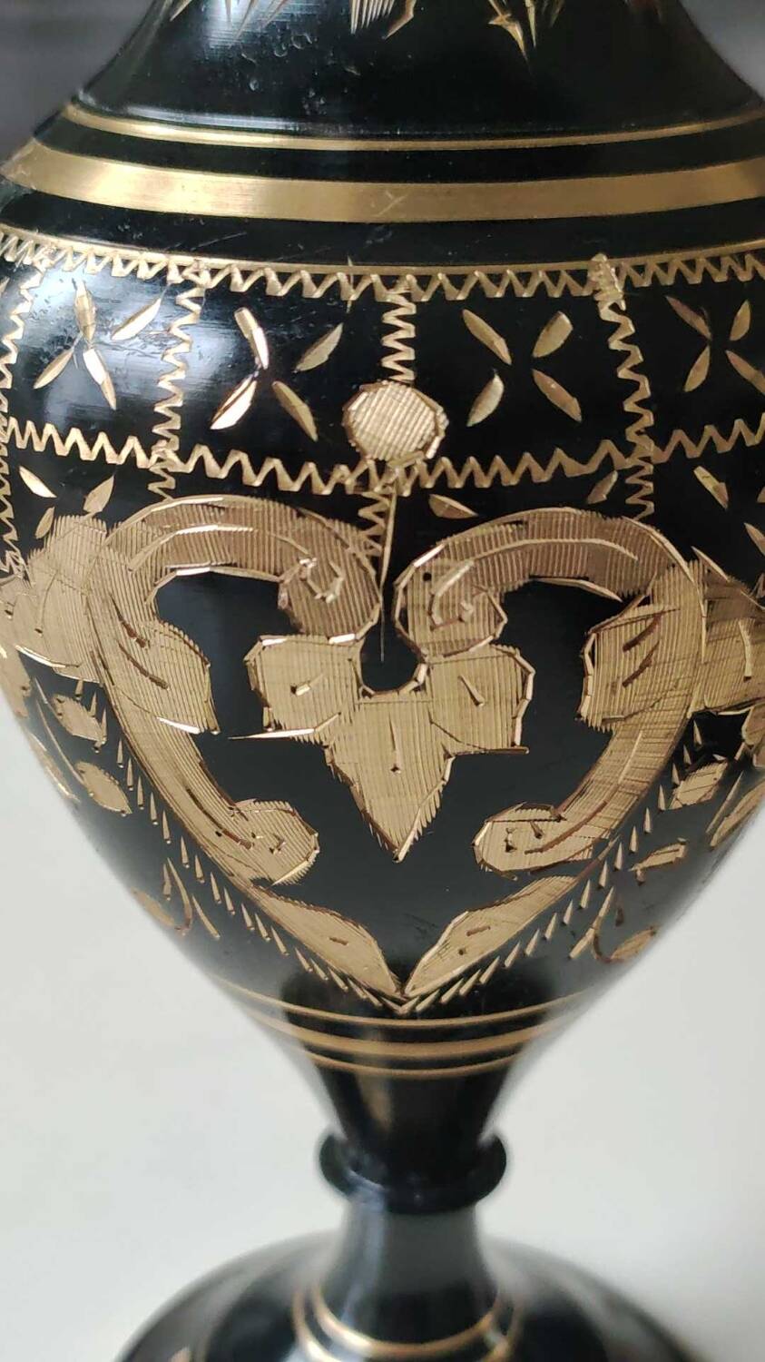 Vintage brass vase with black and gold patina, corolla neck. From India. Mid-20th century. Engraved heart/floral/leafy patterns. High 20 cm