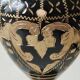 Vase vintage en laiton à patine noire et or, col corolle. Des Indes. Milieu du XXème. Gravé motifs coeurs/floraux/feuillus. Haut 20 cm