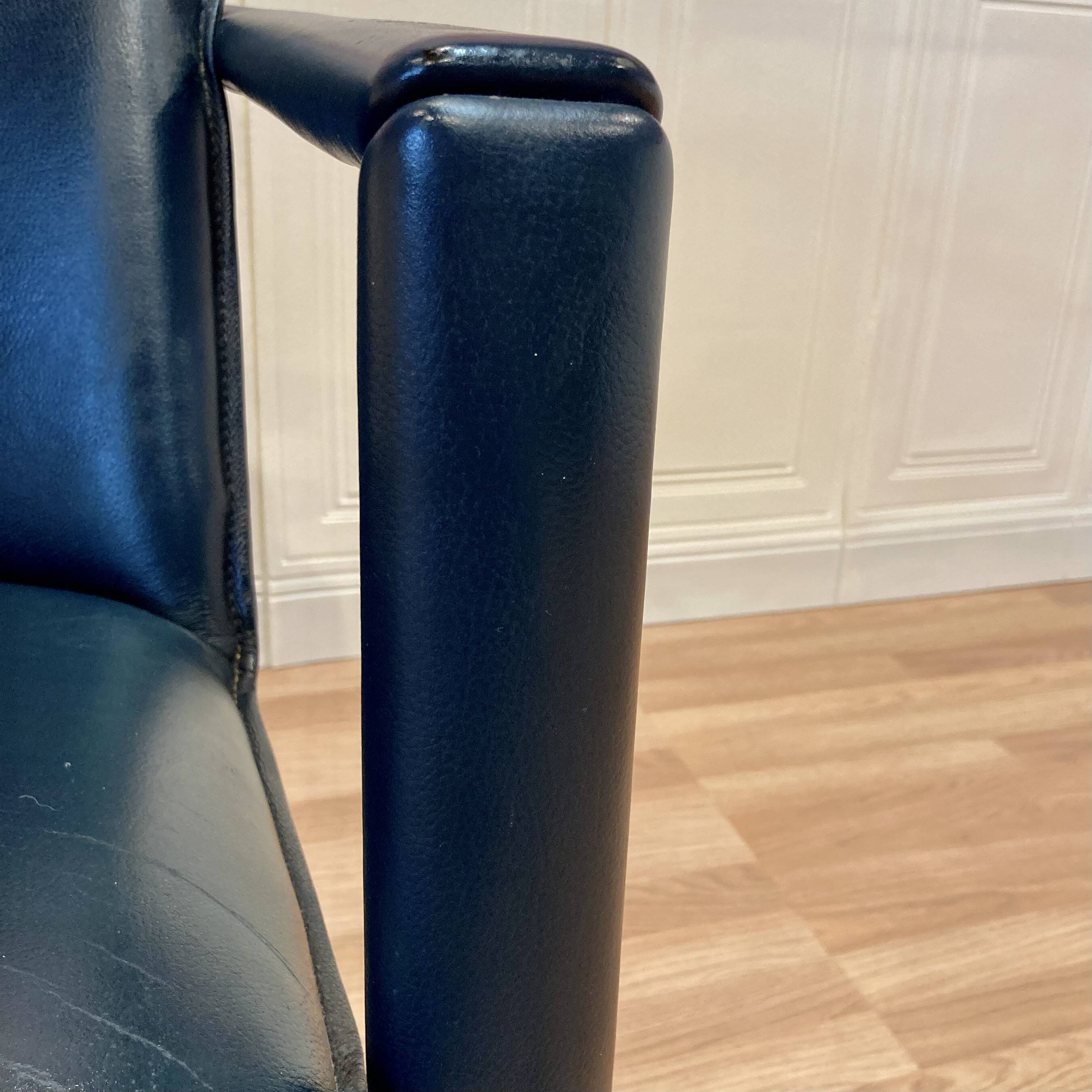 3 fauteuils en cuir et métal