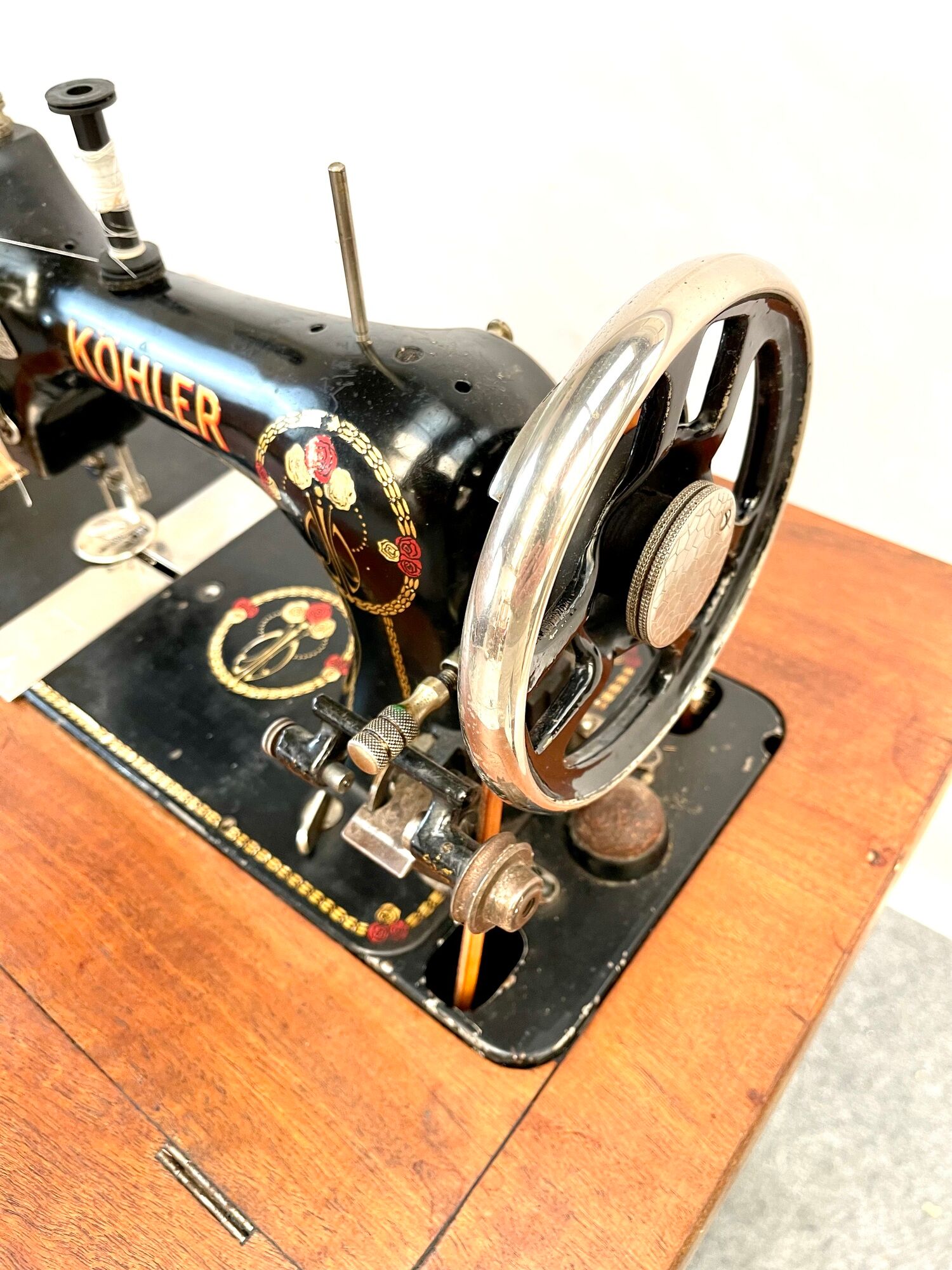 Mechanical Kohler sewing machine and its furniture with manual and replacement needle