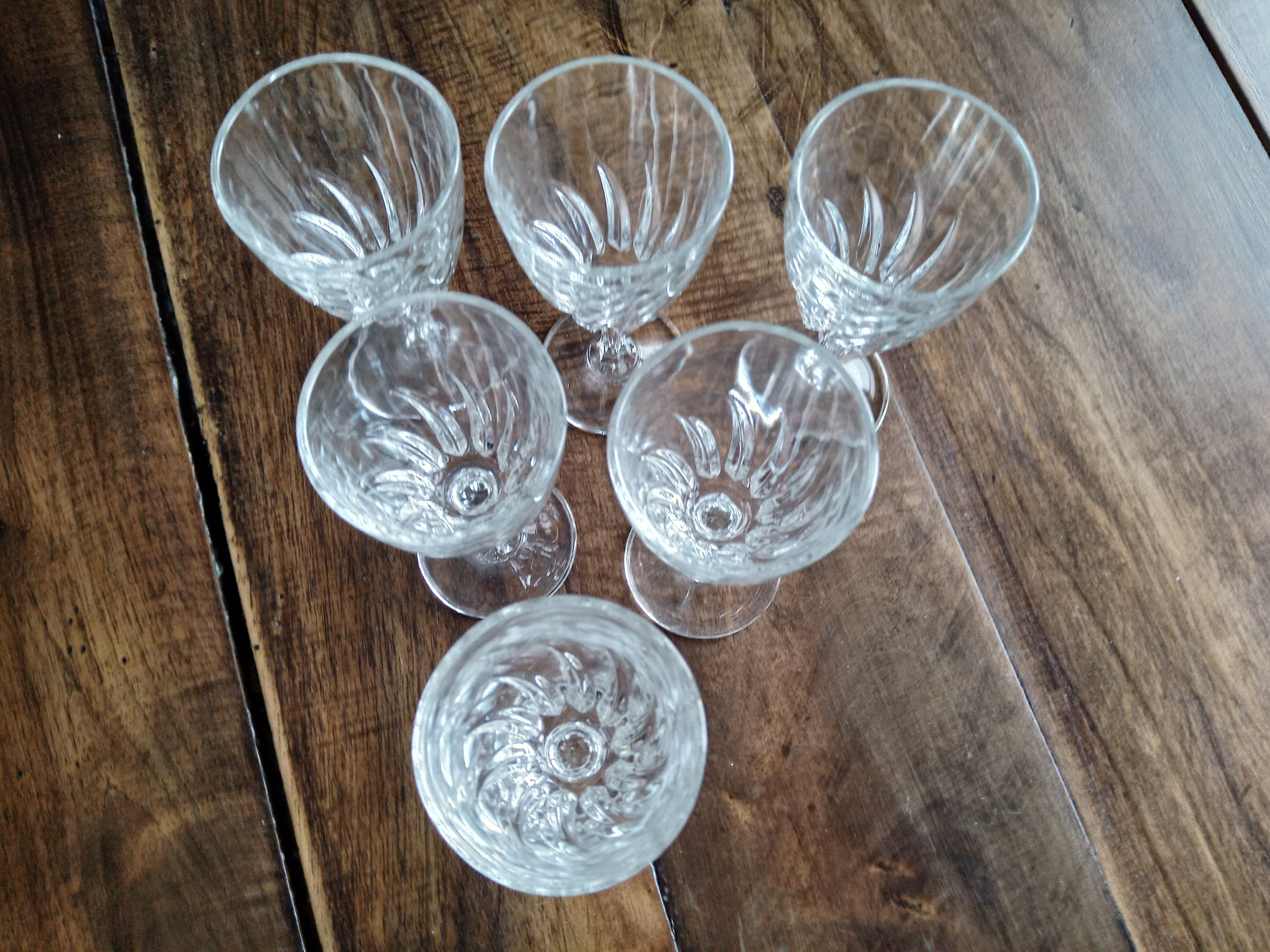 Lot de 6 verres à liqueur ou à porto sur pied vintage en verre moulé